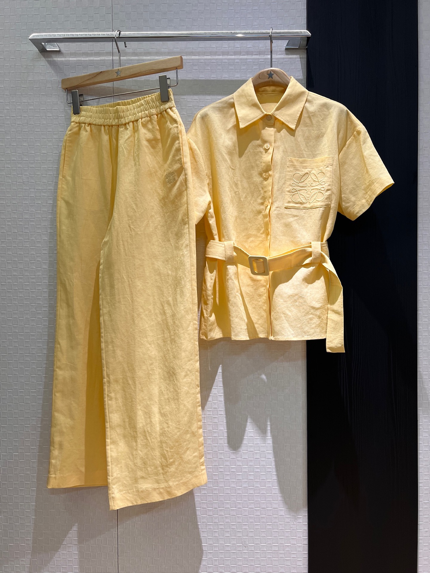 NO:328547,New style is coming to old money style casual linen suit belted decorative short-sleeved shirt with wide-leg pants Classic embroidered logo badge Elastic waist Successful and handsome Commuting fashionable sweet and cool age-reducing Dark blue light blue yellow SML, T-shirt,alexander wang19860909新款来袭老钱风 休闲亚麻套装 系腰带装饰短袖衬衣搭配阔腿裤 经典刺绣logo徽章 松紧腰 干练帅气 通勤时尚甜酷减龄 深蓝浅蓝黄色 SML,,T-shirt,alexander wang,Women's clothing