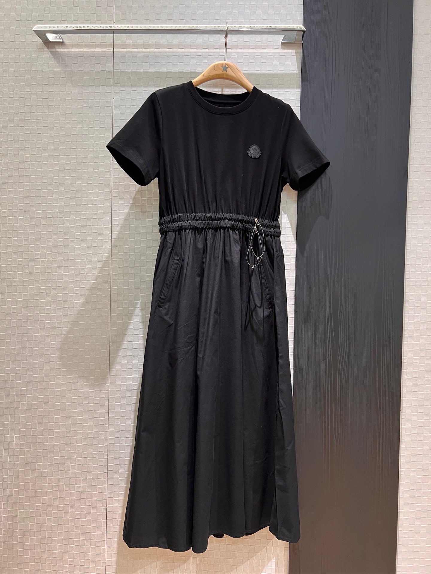 NO:328553,New style Chongchong masked classic chest logo decoration round neck drawstring elastic waist short-sleeved dress long skirt college casual waist adjustable waist pockets on both sides casual age-reducing Black and white S-XL, Moncler, skirts, T-shirt, alexander wang19860909新款冲冲蒙口经典胸前徽标装饰 圆领抽绳松紧腰短袖连衣裙长裙学院休闲 收腰可调节 两侧有口袋休闲减龄 黑色白色 S-XL,,Moncler,skirts,T-shirt,alexander wang,Women's clothing