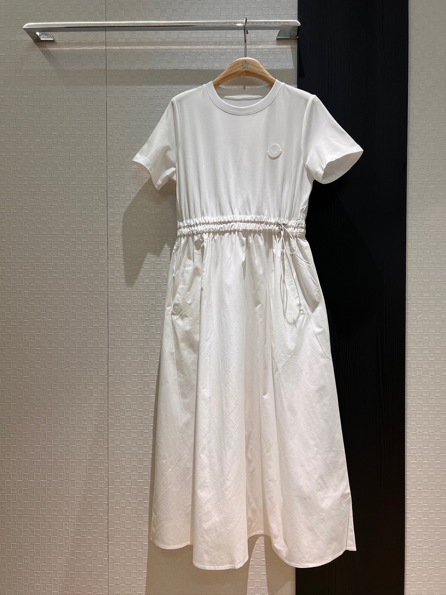 NO:328559,New style Chongchong masked classic chest logo decoration round neck drawstring elastic waist short-sleeved dress long skirt college casual waist adjustable waist pockets on both sides casual age-reducing Black and white S-XL, Moncler, skirts, T-shirt, alexander wang19860909新款冲冲蒙口经典胸前徽标装饰 圆领抽绳松紧腰短袖连衣裙长裙学院休闲 收腰可调节 两侧有口袋休闲减龄 黑色白色 S-XL,,Moncler,skirts,T-shirt,alexander wang,Women's clothing