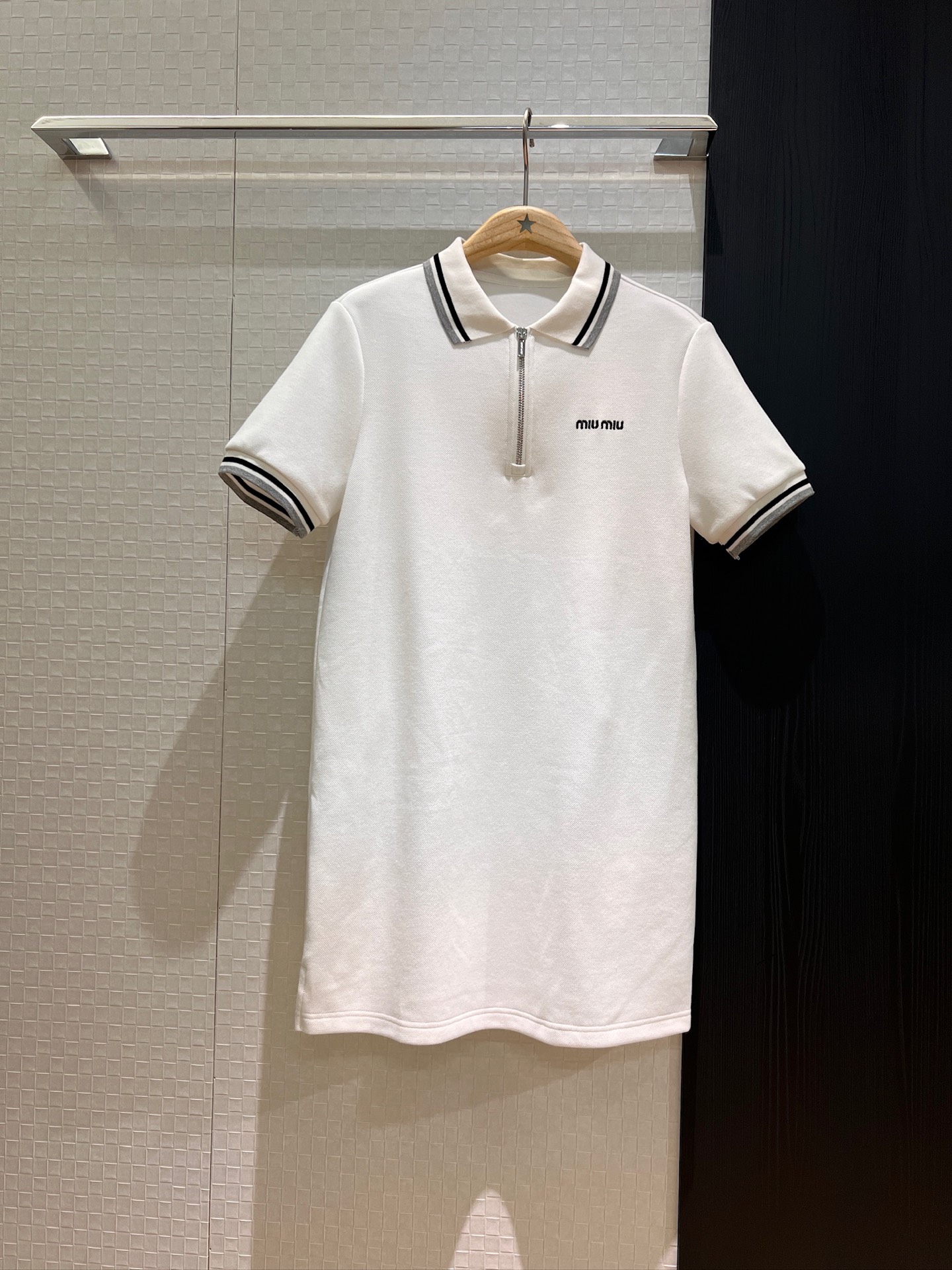 NO:328536,New chest logo embroidered striped lapel polo skirt, simple and casual, age-reducing and versatile, refreshing and comfortable chest zipper design, sports and age-reducing SML, skirts, alexander wang19860909新款胸前logo刺绣条纹翻领polo裙 简约休闲减龄百搭 清爽舒适胸前拉链设计 运动减龄 SML,,skirts,alexander wang,Women's clothing