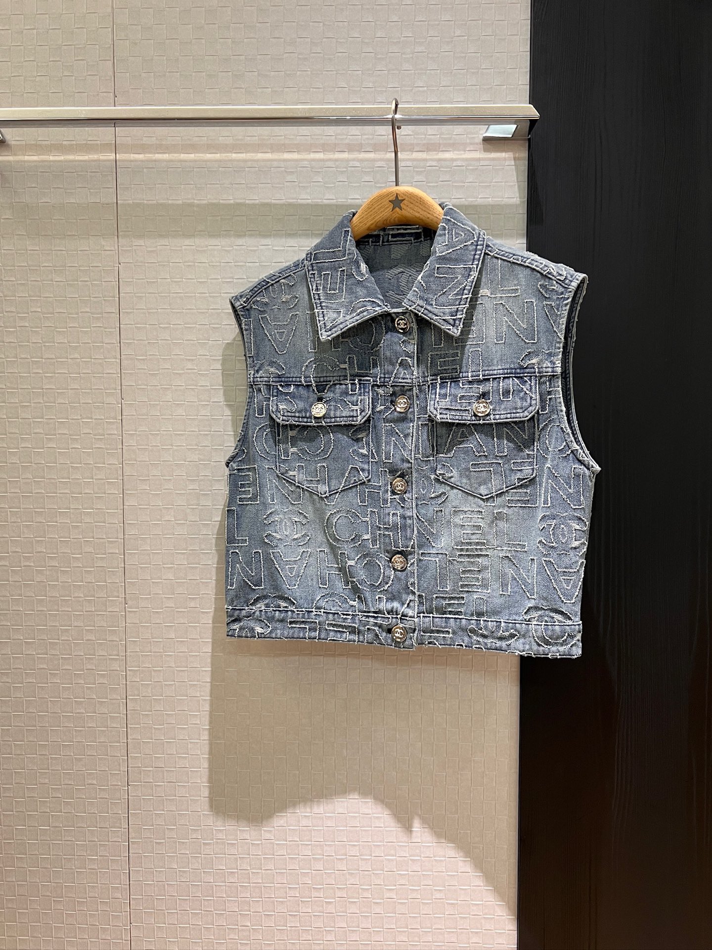 NO:328542,New double C letter logo jacquard denim vest hardware accessories mold opening, sweet and cool, versatile, must-have light blue washing water for age reduction, loose and casual SML, alexander wang19860909新款双C字母logo提花牛仔马甲外五金配件开模 甜酷百搭 减龄必备浅蓝洗水 宽松休闲 SML,,alexander wang,Women's clothing
