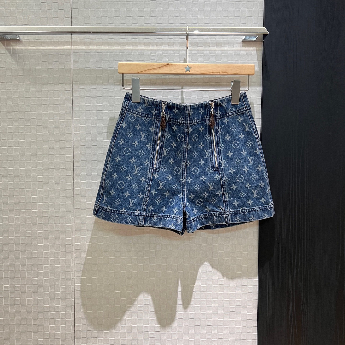 NO:328554,New old-fashioned jacquard denim shorts, washing cowboy high waist double row zipper design, casual and versatile hardware accessories classic age-reducing must-have black and blue SML, shorts, alexander wang19860909新款老花提花牛仔短裤 洗水牛仔高腰双排拉链设计 休闲百搭 五金配件开模经典减龄必备 黑色蓝色 SML,,shorts,alexander wang,Women's clothing