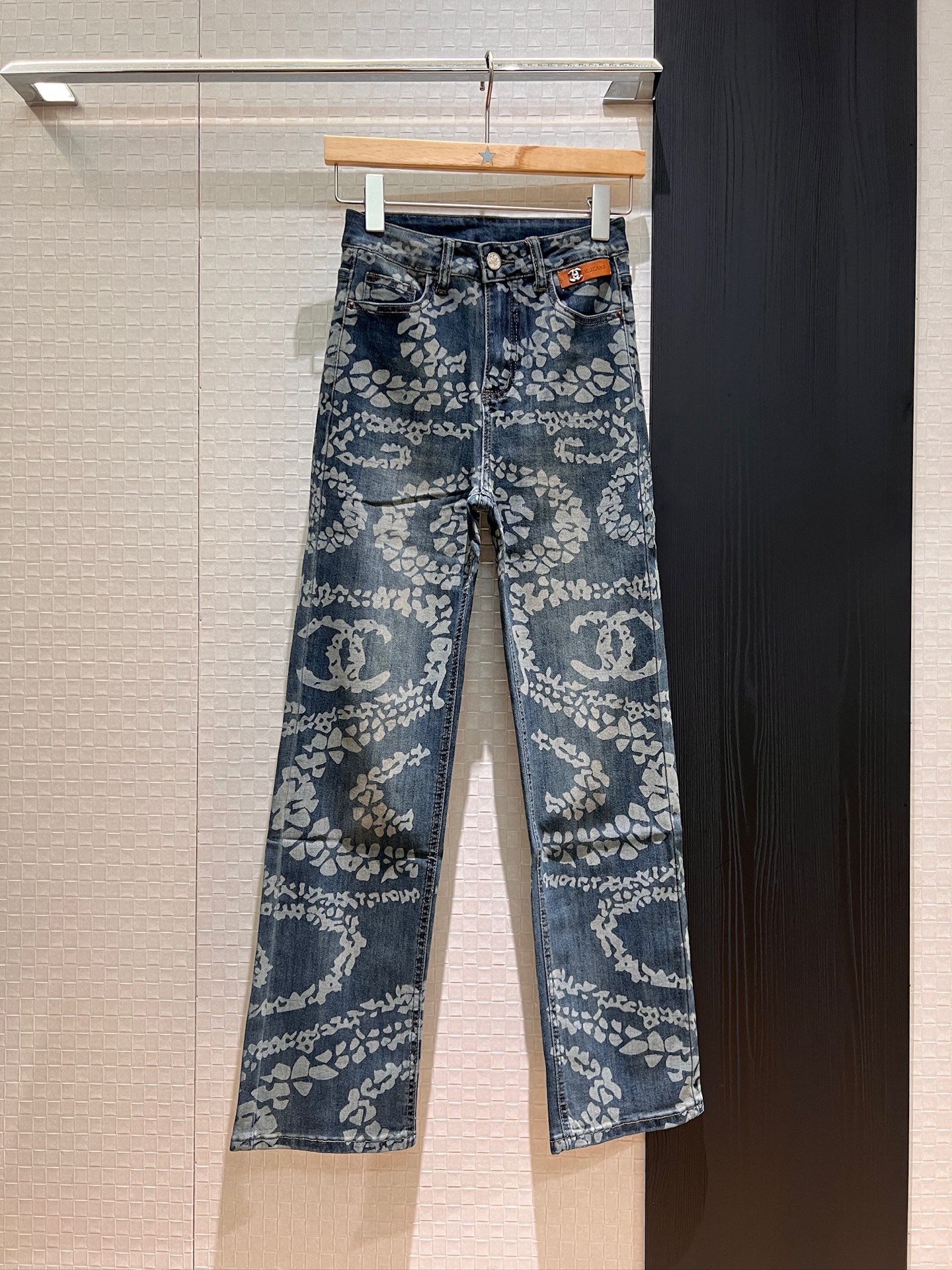 NO:328560,New double C petal printed wash jeans small leather label decoration straight slim fit fashionable and versatile SML, jeans, alexander wang19860909新款双C花瓣印花洗水牛仔裤小皮标装饰 直筒修身 时尚百搭 SML,,jeans,alexander wang,Women's clothing
