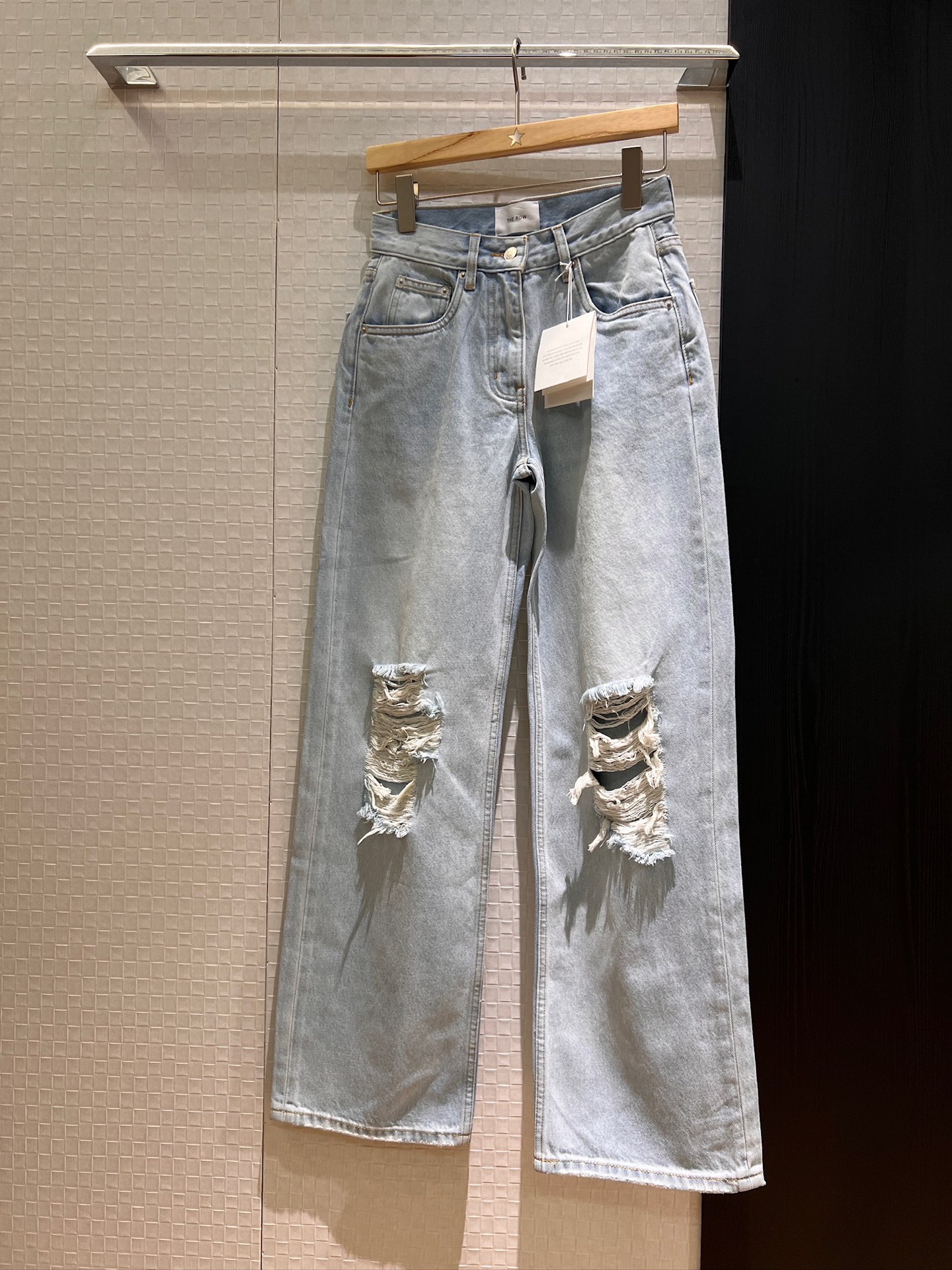 NO:328564,The same style of the new Chongchong Wenjiayou THE row light blue old washing water, ripped straight jeans, wide-leg casual, mold-opening hardware, super positive and fashionable and slimming, age-reducing versatile 26-29,,jeans,alexander wang19860909新款冲冲文佳煐同款 THE row浅蓝做旧洗水 破洞直筒牛仔裤 阔腿休闲 开模五金 版型超正时尚显瘦 减龄百搭 26-29,,jeans,alexander wang,Women's clothing