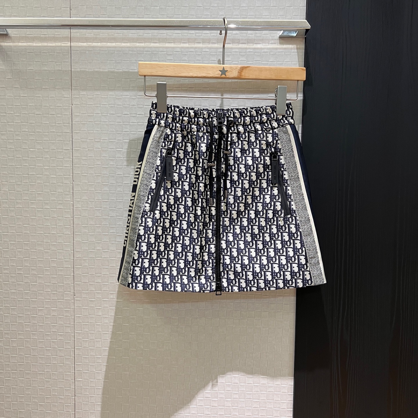 NO:328568,New style recommended spring and summer, presbyopia jacquard double-open zipper design A-line skirt, elastic waist, drawstring decorative hardware accessories mold opening, sweet and cool versatile, fashionable and age-reducing old-fashioned black SML,, skirts,alexander wang19860909新款推荐春夏 老花提花双开拉链设计A字半裙 松紧腰围 抽绳装饰五金配件开模 甜酷百搭 时尚减龄老花黑色 SML,,skirts,alexander wang,Women's clothing
