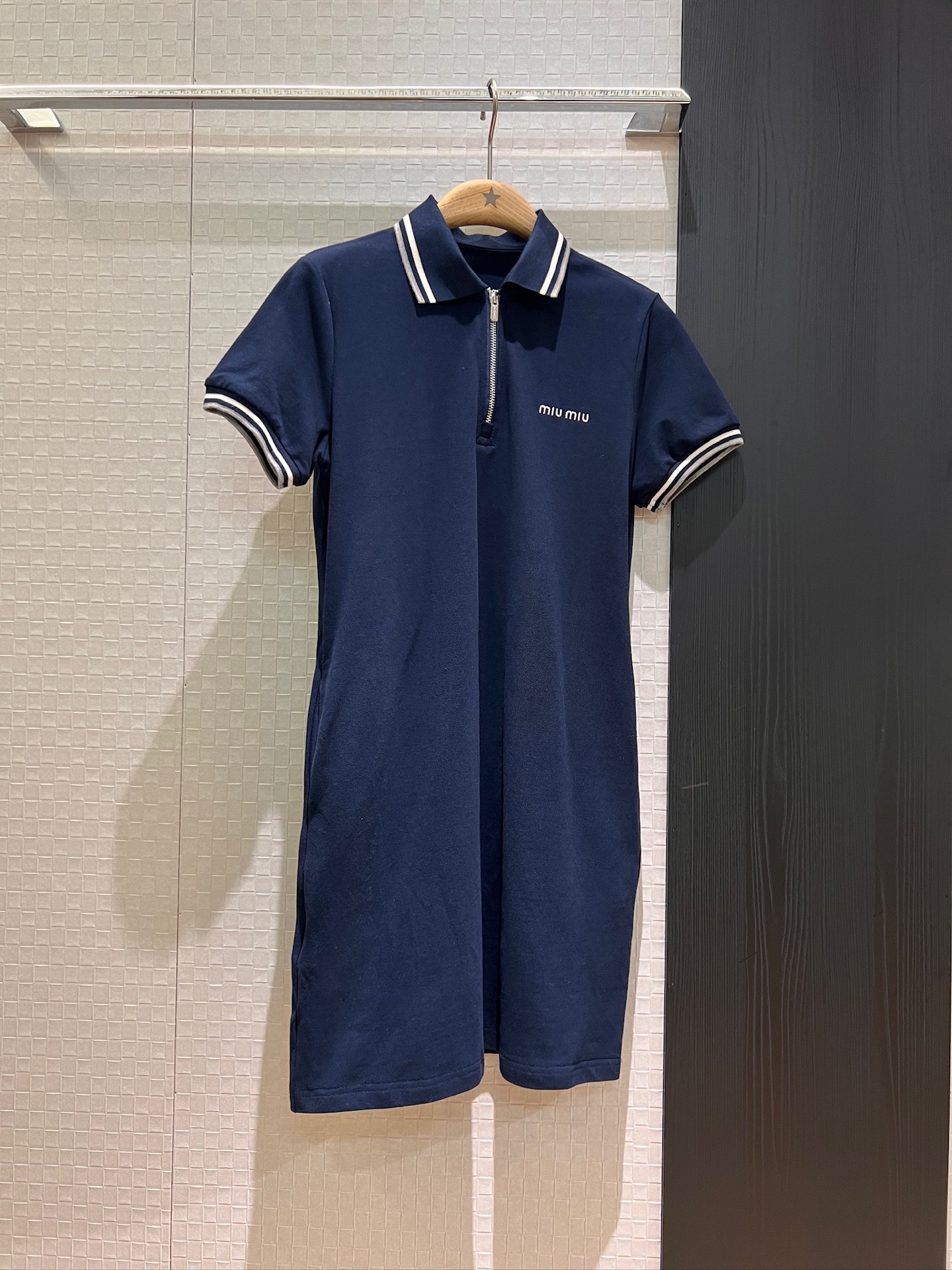NO:804407,The new recommended striped lapel polo skirt with logo embroidery on the chest is simple, casual and versatile for reducing age. Refreshing and comfortable zipper design on the chest. There are pockets on both sides for sports to reduce age. Dark blue gray white SML,,skirts,19860909新款推荐胸前logo刺绣条纹翻领polo裙 简约休闲减龄百搭 清爽舒适胸前拉链设计 两侧有口袋 运动减龄 深蓝灰色白色 SML,,skirts,,Women's clothing