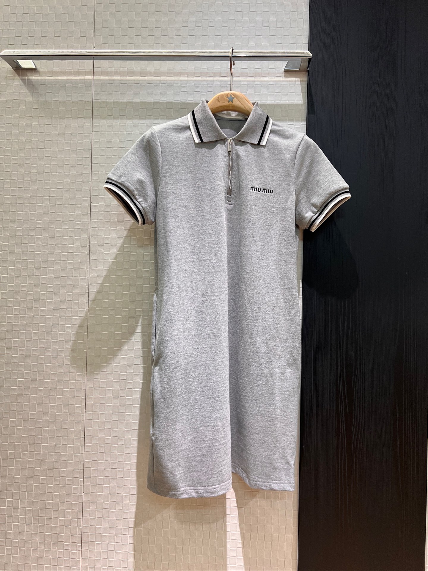 NO:804403,The new recommended striped lapel polo skirt with logo embroidery on the chest is simple, casual and versatile for reducing age. Refreshing and comfortable zipper design on the chest. There are pockets on both sides for sports to reduce age. Dark blue gray white SML,,skirts,19860909新款推荐胸前logo刺绣条纹翻领polo裙 简约休闲减龄百搭 清爽舒适胸前拉链设计 两侧有口袋 运动减龄 深蓝灰色白色 SML,,skirts,,Women's clothing