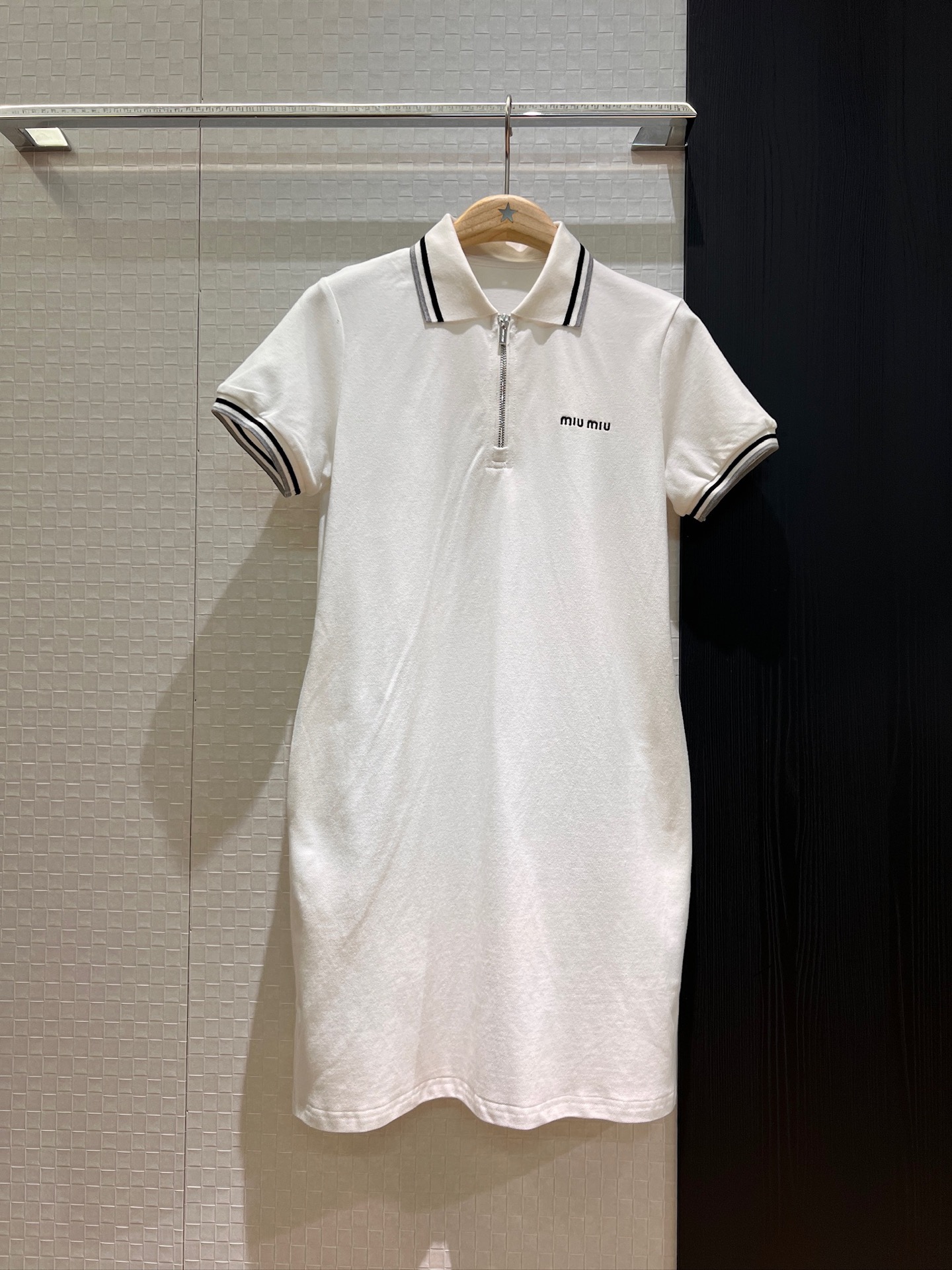NO:804400,The new recommended striped lapel polo skirt with logo embroidery on the chest is simple, casual and versatile for reducing age. Refreshing and comfortable zipper design on the chest. There are pockets on both sides for sports to reduce age. Dark blue gray white SML,,skirts,19860909新款推荐胸前logo刺绣条纹翻领polo裙 简约休闲减龄百搭 清爽舒适胸前拉链设计 两侧有口袋 运动减龄 深蓝灰色白色 SML,,skirts,,Women's clothing