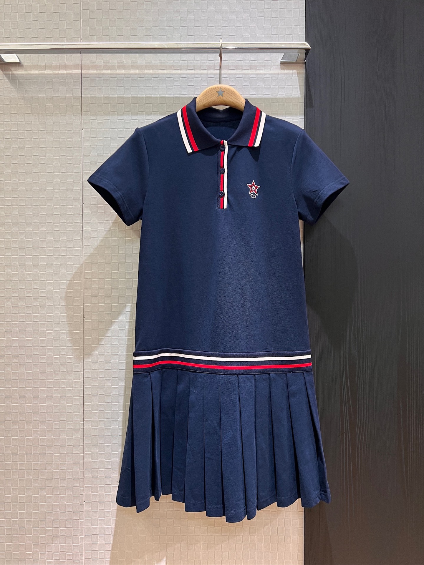 NO:893620,New recommended tennis series, the same style as Kuang Lingling, striped edge stitching, pleated skirt, polo dress, chest embroidery, CD Lucky Star Age Reduction Sports, dark blue and white SML,,skirts,19860909新款推荐网球系列 邝玲玲同款 条纹边拼接百褶裙摆polo连衣裙胸前刺绣CD幸运星减龄运动 深蓝白色 SML,,skirts,,Women's clothing