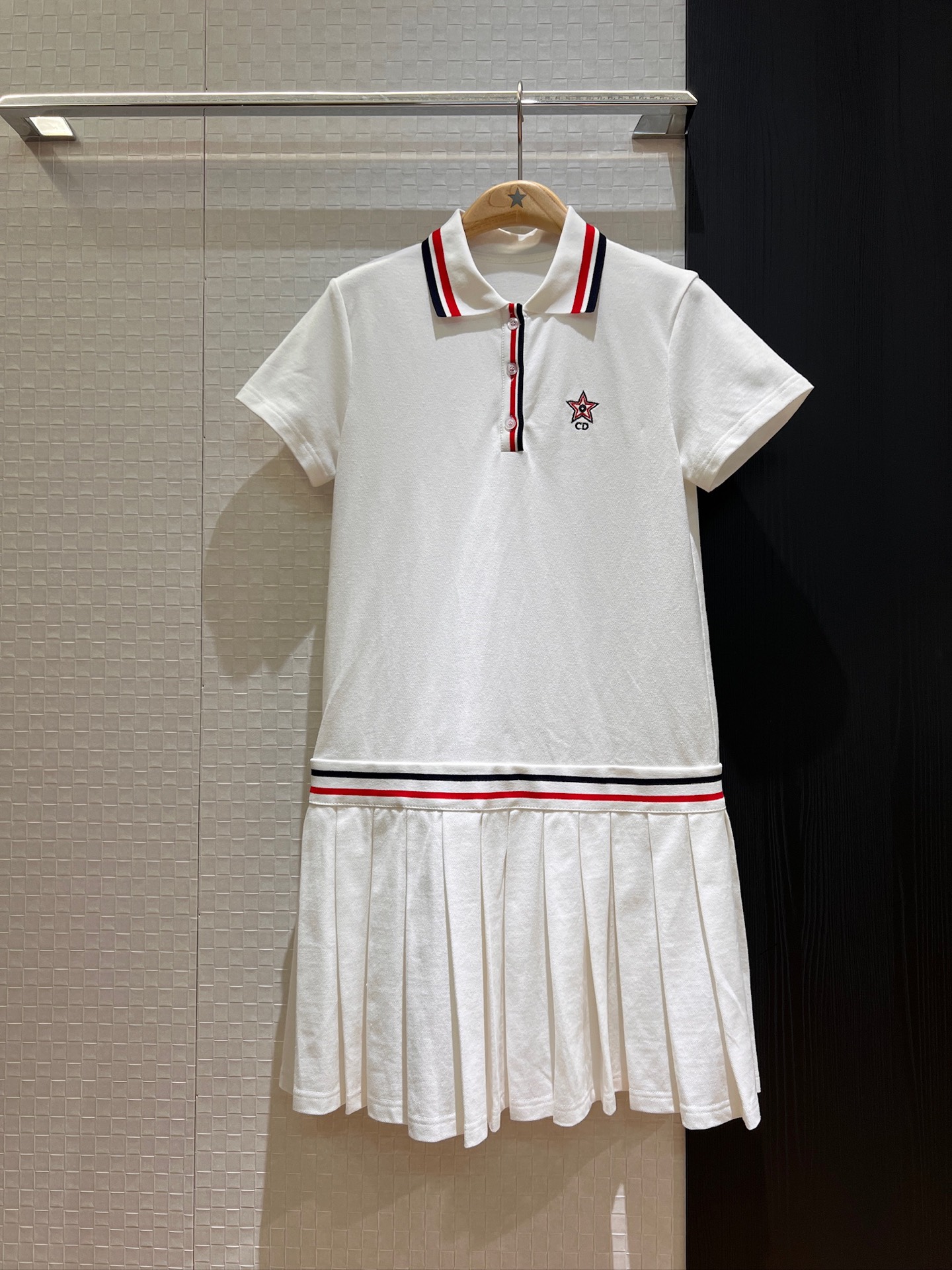 NO:893624,New recommended tennis series, the same style as Kuang Lingling, striped edge stitching, pleated skirt, polo dress, chest embroidery, CD Lucky Star Age Reduction Sports, dark blue and white SML,,skirts,19860909新款推荐网球系列 邝玲玲同款 条纹边拼接百褶裙摆polo连衣裙胸前刺绣CD幸运星减龄运动 深蓝白色 SML,,skirts,,Women's clothing