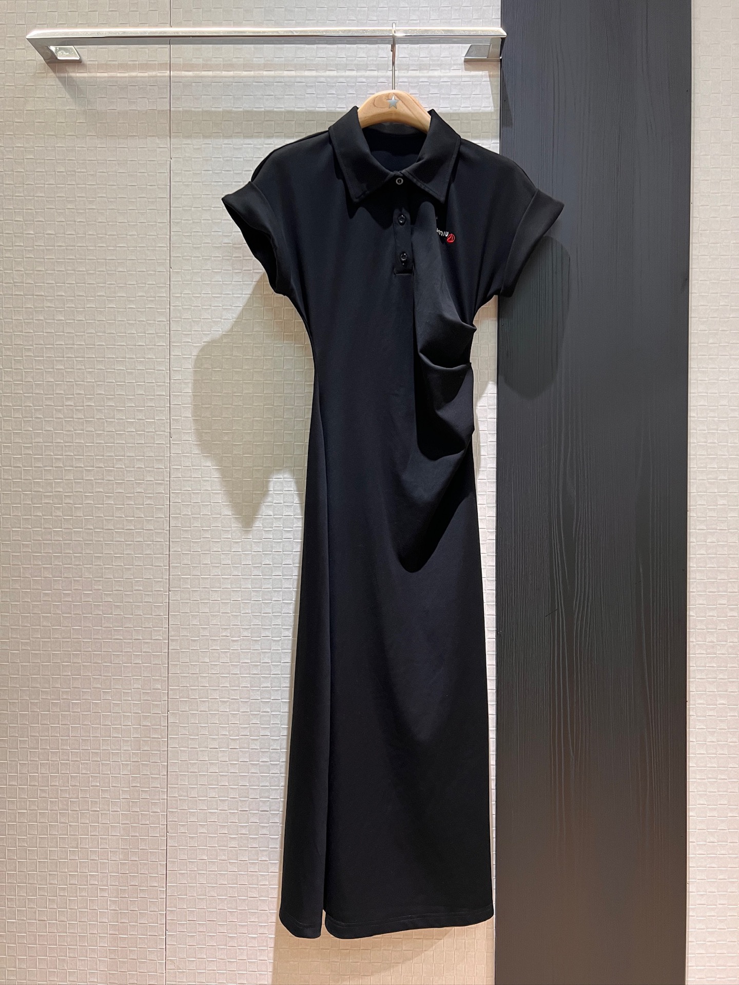 NO:807481,The new recommendation is the small sailboat embroidered dropped shoulder rolled sleeves pleated dress. The lapel is polo style and the pleats are gathered at the waist to cover the flesh. The logo letter is embroidered on the chest and the skirt is slit. Miu lining and miu style. Slim and slim. Temperament for commuting. Black and white. SML,,miumiu,skirts,19860909新款推荐小帆船刺绣落肩卷边袖褶皱连衣裙 翻领polo式设计皱褶收腰遮肉 胸前刺绣logo字母裙摆开叉 miu里miu气 修身显瘦 气质通勤 黑色白色 SML,,miumiu,skirts,,Women's clothing