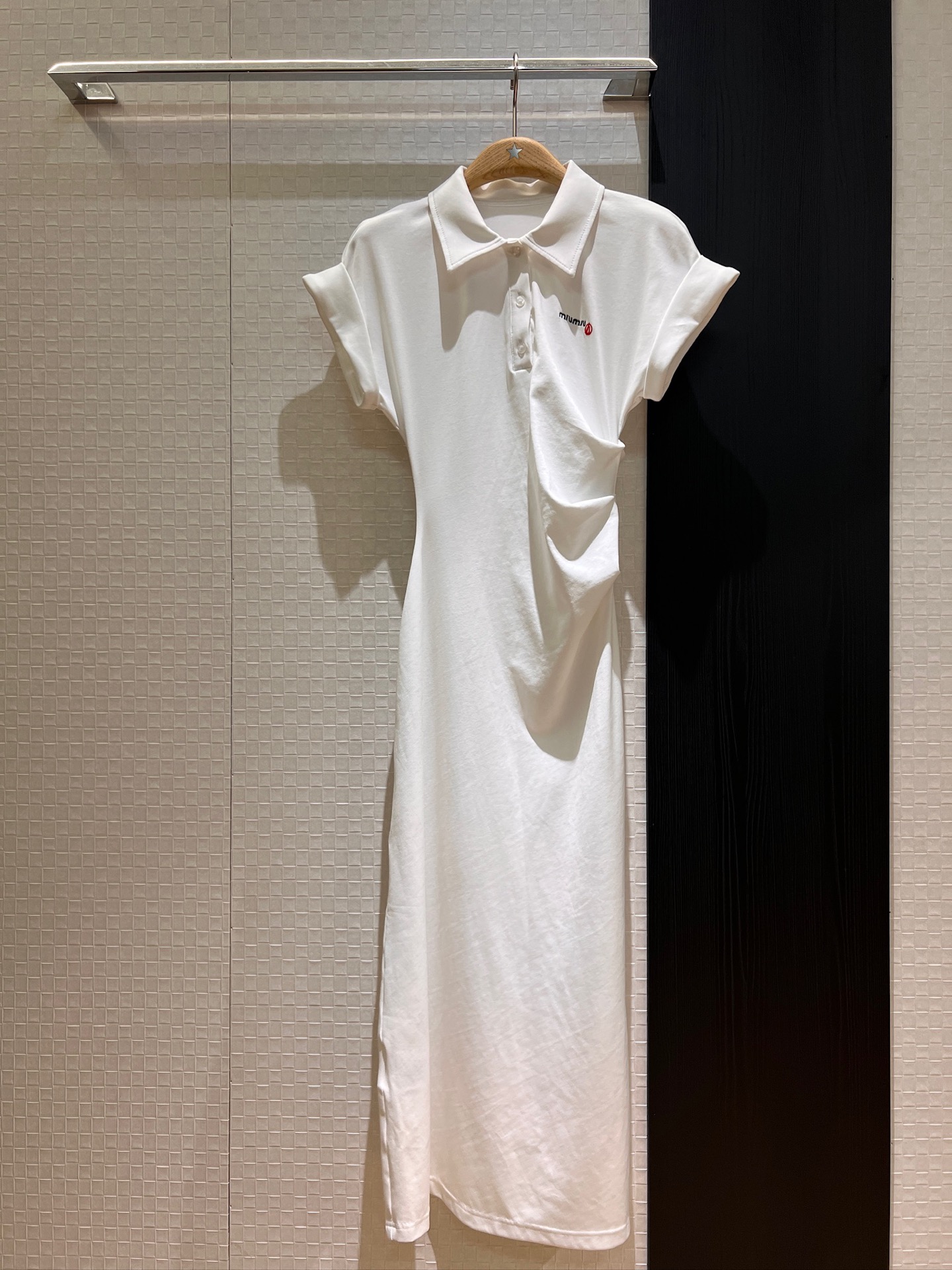 NO:807475,The new recommendation is the small sailboat embroidered dropped shoulder rolled sleeves pleated dress. The lapel is polo style and the pleats are gathered at the waist to cover the flesh. The logo letter is embroidered on the chest and the skirt is slit. Miu lining and miu style. Slim and slim. Temperament for commuting. Black and white. SML,,miumiu,skirts,19860909新款推荐小帆船刺绣落肩卷边袖褶皱连衣裙 翻领polo式设计皱褶收腰遮肉 胸前刺绣logo字母裙摆开叉 miu里miu气 修身显瘦 气质通勤 黑色白色 SML,,miumiu,skirts,,Women's clothing