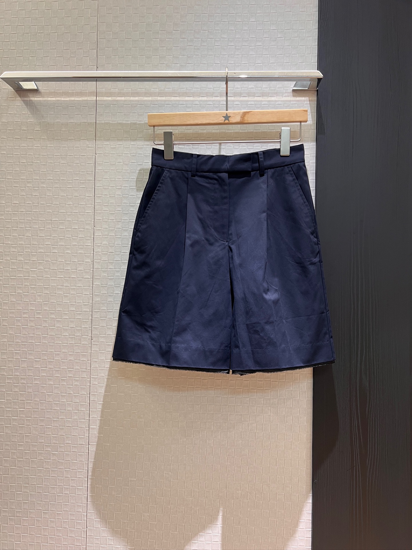 NO:828704,The new model is recommended to be worn in miu style. Simple design. Fake two-piece splicing. Silk suit trousers. Back pocket patch logo embroidery decoration. Five-point shorts for minimalist commuting. Handsome and fashionable. Sweet and versatile. Dark blue khaki. SML,,miumiu,shorts,business suit,19860909新款推荐miu式穿搭 简约设计 拼接假两件 对丝西装中裤 后口袋贴布logo刺绣装饰 五分短裤极简通勤 帅气时髦 甜飒百搭万能百搭 深蓝卡其 SML,,miumiu,shorts,business suit,,Women's clothing
