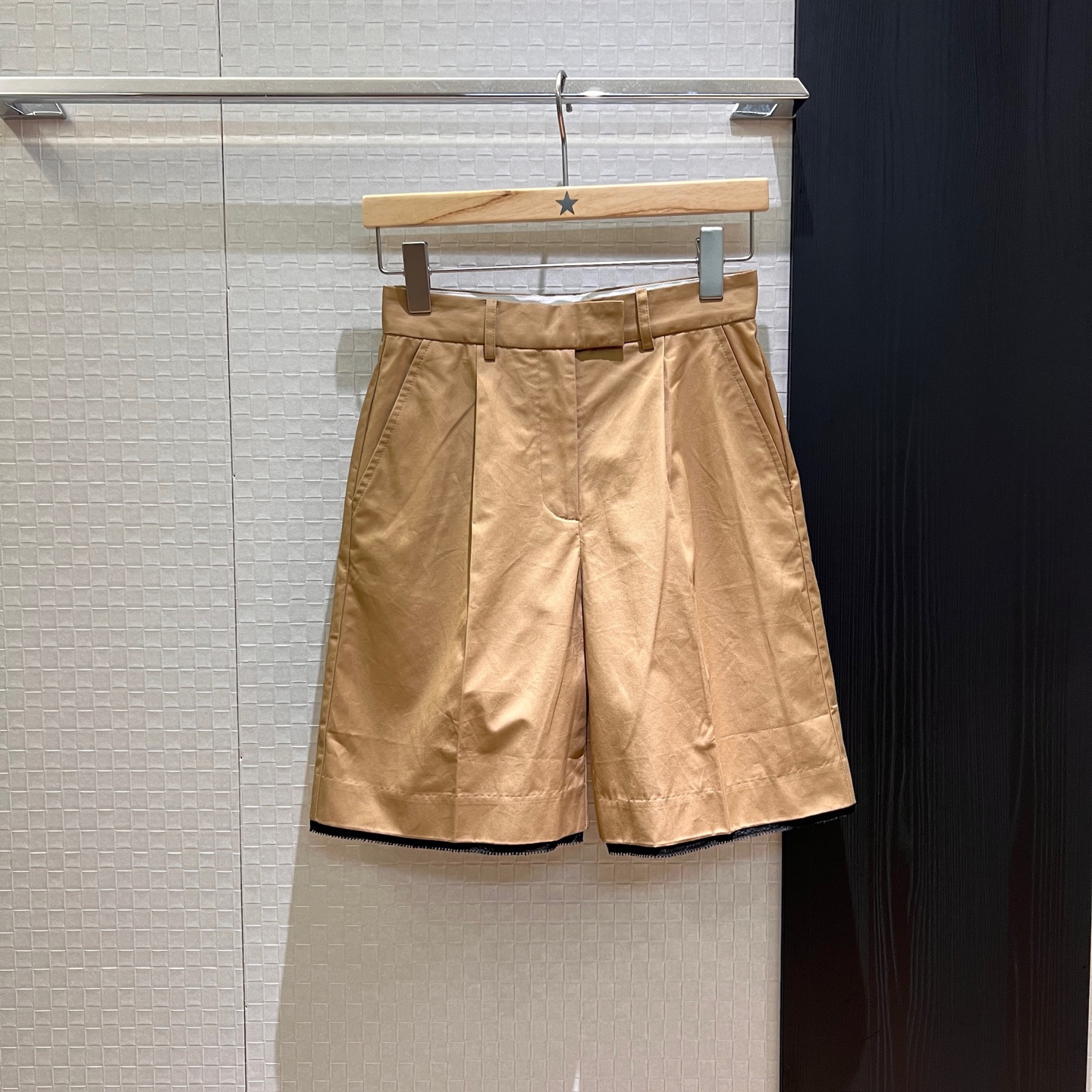 NO:828684,The new model is recommended to be worn in miu style. Simple design. Fake two-piece splicing. Silk suit trousers. Back pocket patch logo embroidery decoration. Five-point shorts for minimalist commuting. Handsome and fashionable. Sweet and versatile. Dark blue khaki. SML,,miumiu,shorts,business suit,19860909新款推荐miu式穿搭 简约设计 拼接假两件 对丝西装中裤 后口袋贴布logo刺绣装饰 五分短裤极简通勤 帅气时髦 甜飒百搭万能百搭 深蓝卡其 SML,,miumiu,shorts,business suit,,Women's clothing