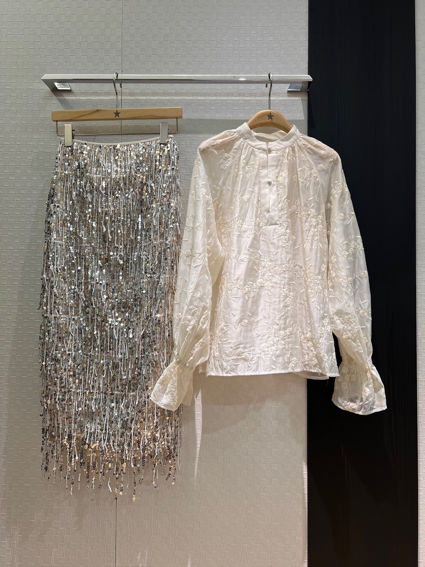 NO:332048,New embroidered Chinese style stand-up collar hollow lantern sleeve top Tennis cotton loose and exquisite temperament elegant and age-reducing versatile. Must-have for vacation. SML, skirts, alexander wang19860909新款刺绣中式风立领镂空灯笼袖上衣天丝棉 宽松精致 气质优雅减龄百搭 度假必备 可搭亮片半裙 SML,,skirts,alexander wang,Women's clothing