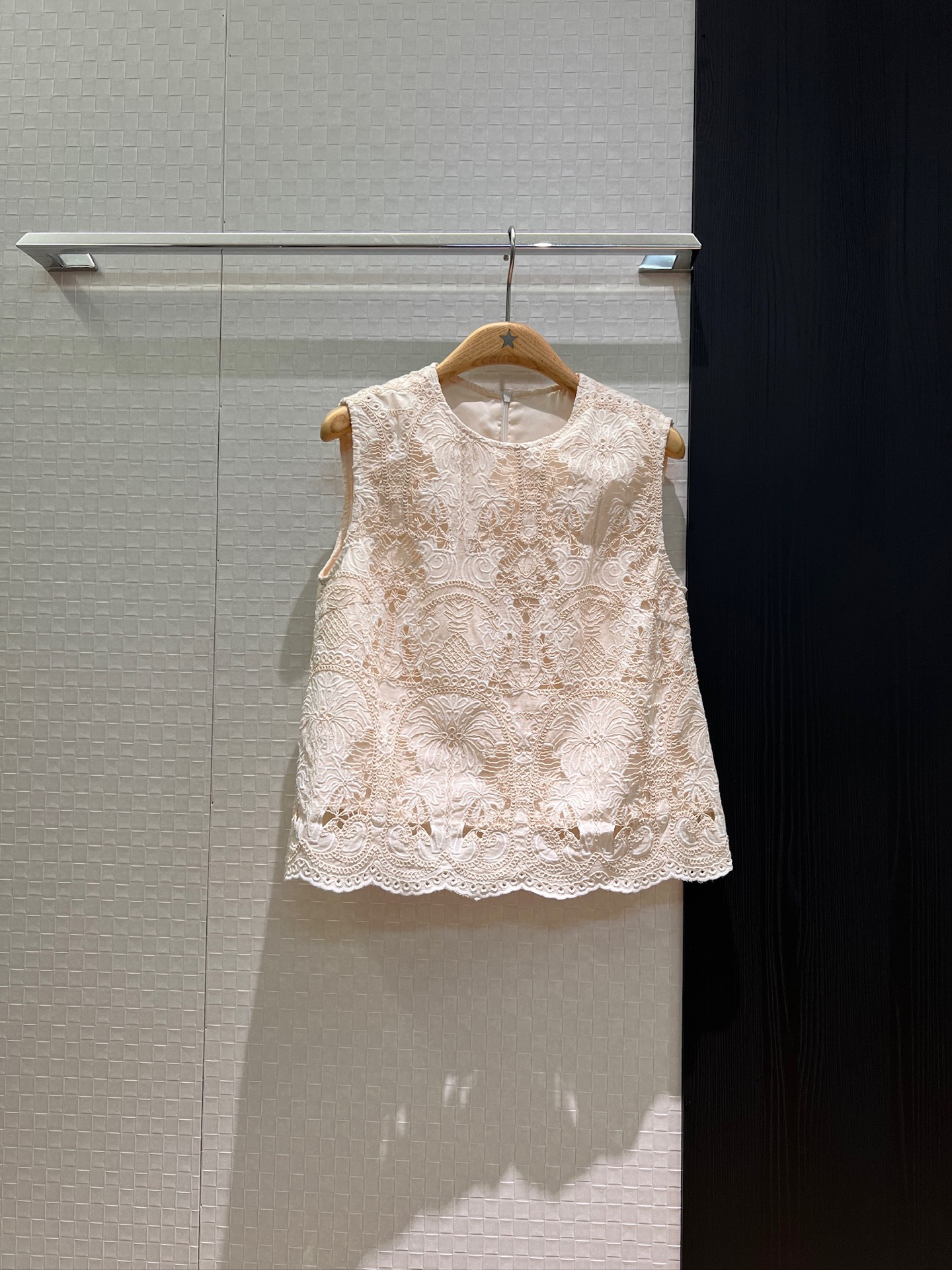 NO:332054,New heavy industry embroidered coconut tree pineapple hollow vest top A-line style, lace hem, age-reducing temperament, elegant and versatile SML, alexander wang19860909新款重工刺绣椰树菠萝镂空背心上衣A字版型 花边下摆 减龄气质优雅百搭 SML,,alexander wang,Women's clothing