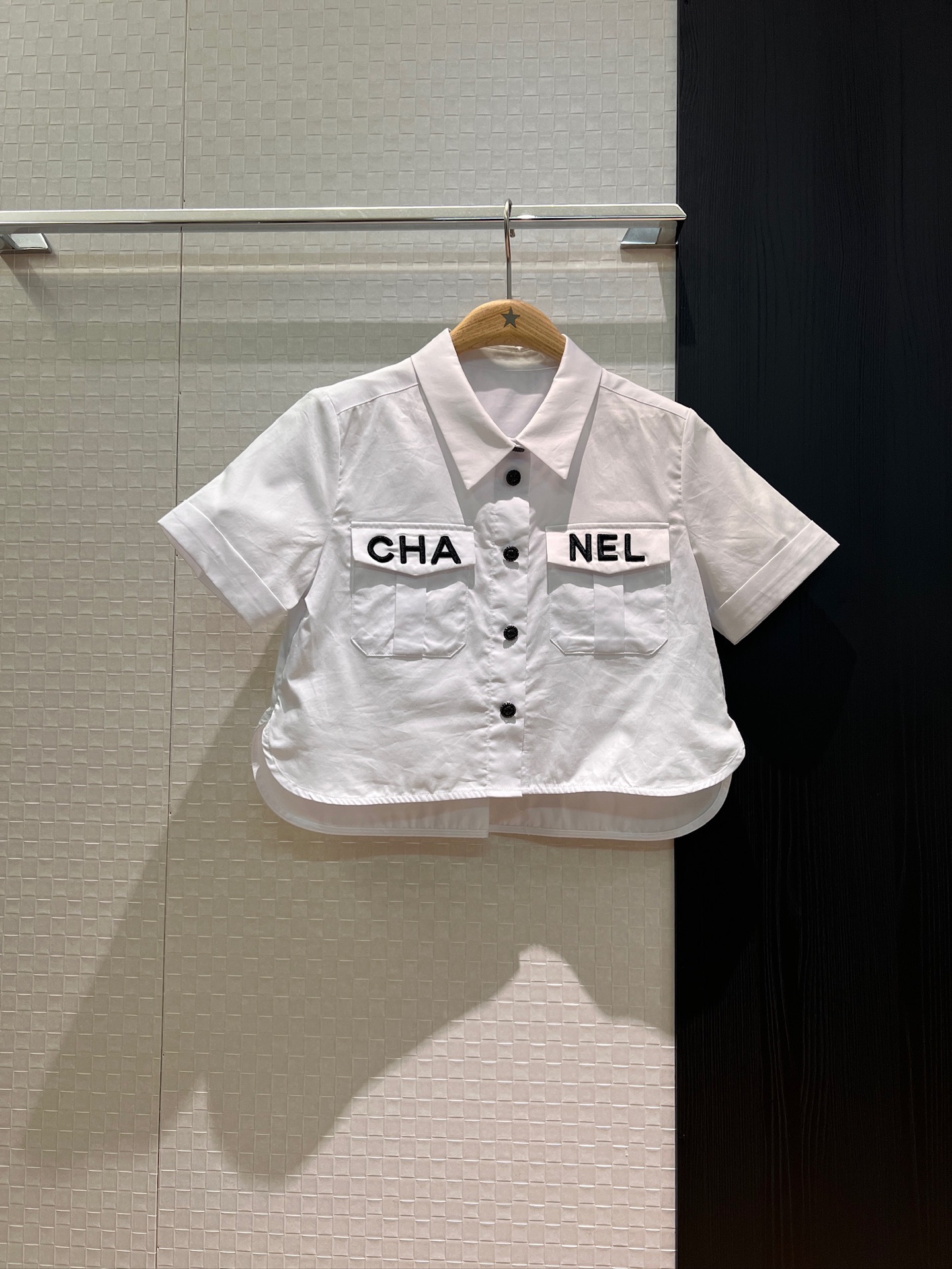 NO:332037,New curled sleeve short shirt, embroidered logo letters, flip pocket decorative hem irregular slit, open mold double C buttons, fashionable and casual, age-reducing versatile SML,,alexander wang19860909新款卷边袖短款衬衣 刺绣logo字母翻盖口袋装饰下摆不规则开叉 开模双C扣时尚休闲 减龄百搭 SML,,alexander wang,Women's clothing