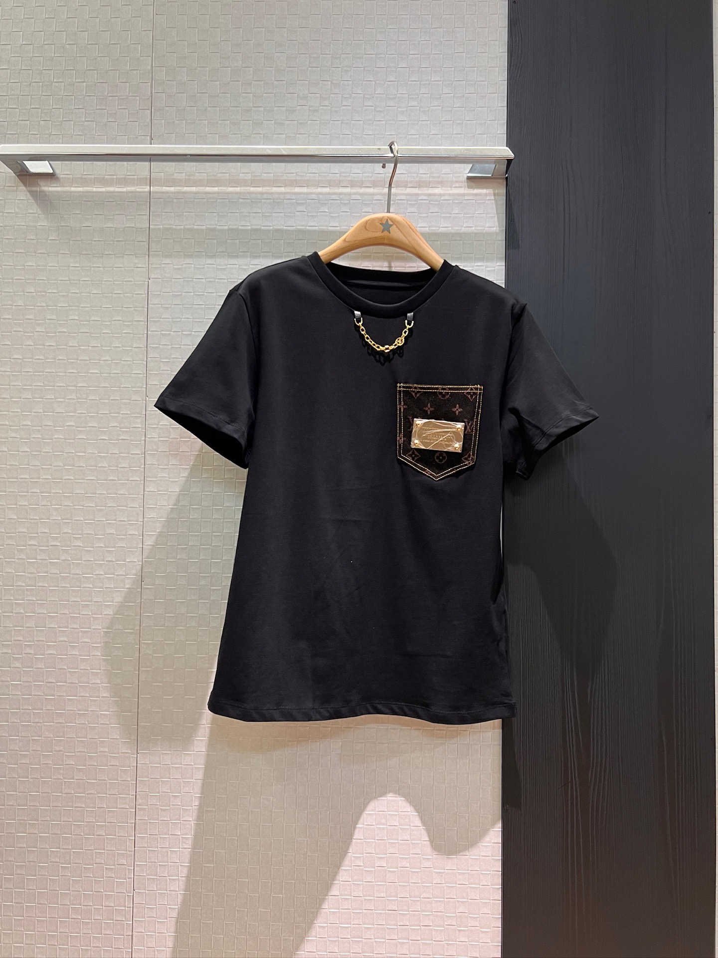 NO:332043,New style of old-fashioned denim pocket chain t-shirt logo metal brand decoration casual and fashionable simple and versatile SML, tees, t-shirt, alexander wang19860909新款拼老花牛仔口袋链条t恤logo金属牌装饰 休闲时尚 简单百搭 SML,,tees，t-shirt,alexander wang,Women's clothing
