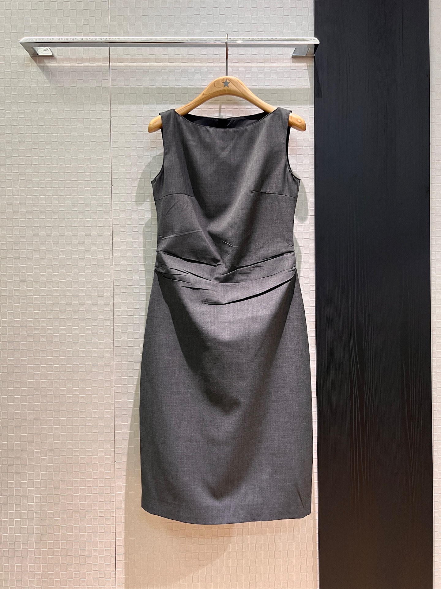 NO:333883,New one-length vest sleeveless dress with three-dimensional tailoring, slim waist and waist pleated design, elegant and elegant commuting fashion SML, skirts, alexander wang19860909新款一字领背心无袖连衣裙 立体剪裁 修身收腰腰部压褶皱设计 优雅气质通勤时尚 SML,,skirts,alexander wang,Women's clothing