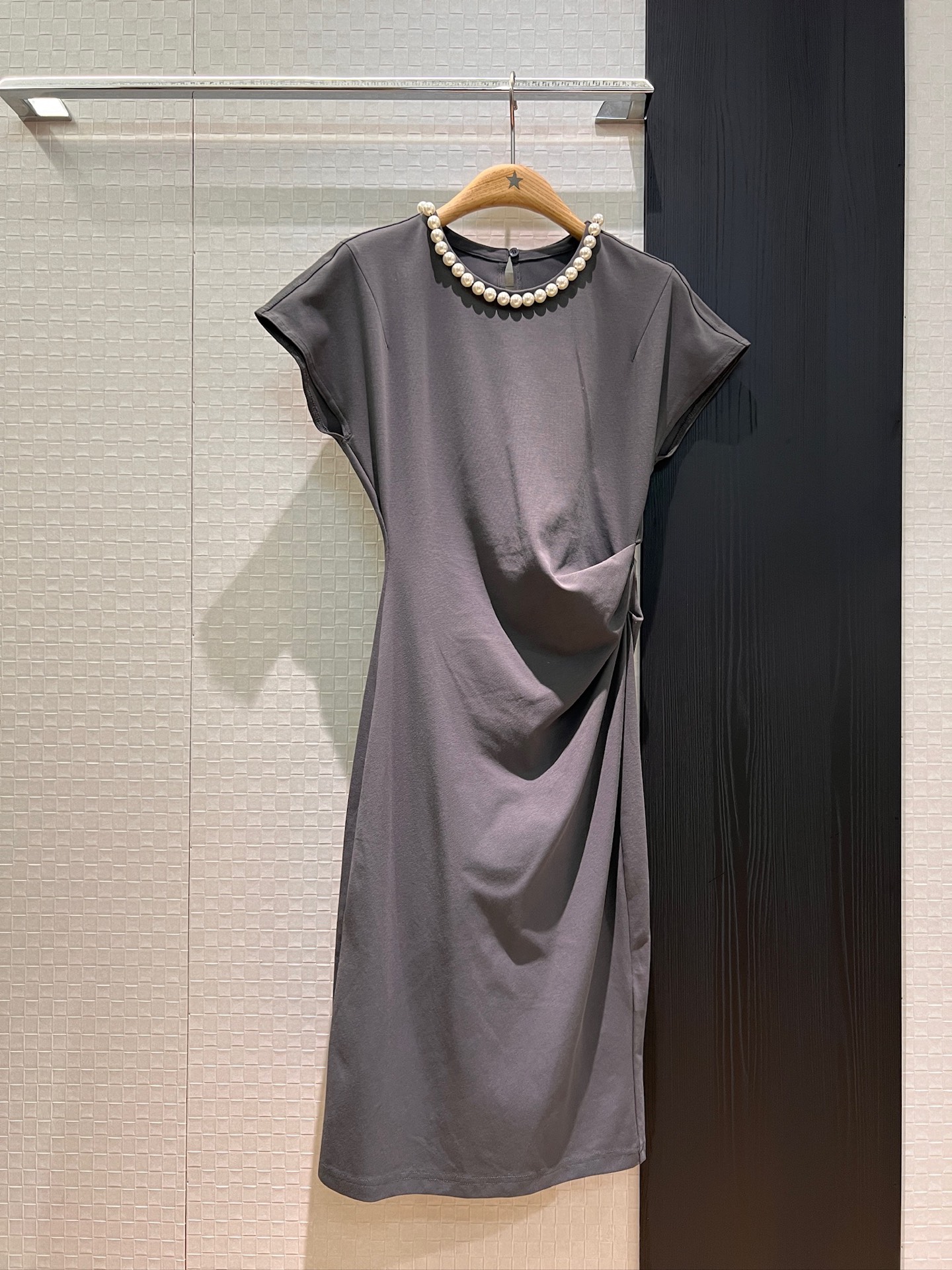 NO:332061,New pearl decorative round neck, rotator sleeve pleated dress, wrinkled waist and cover flesh, lazy age-reducing skirt, slit, slim and slim, temperament commuting, black gray, SML, skirts, alexander wang19860909新款珍珠装饰圆领落肩袖褶皱连衣裙皱褶收腰遮肉 慵懒减龄后裙摆开叉 修身显瘦 气质通勤 黑色灰色 SML,,skirts,alexander wang,Women's clothing