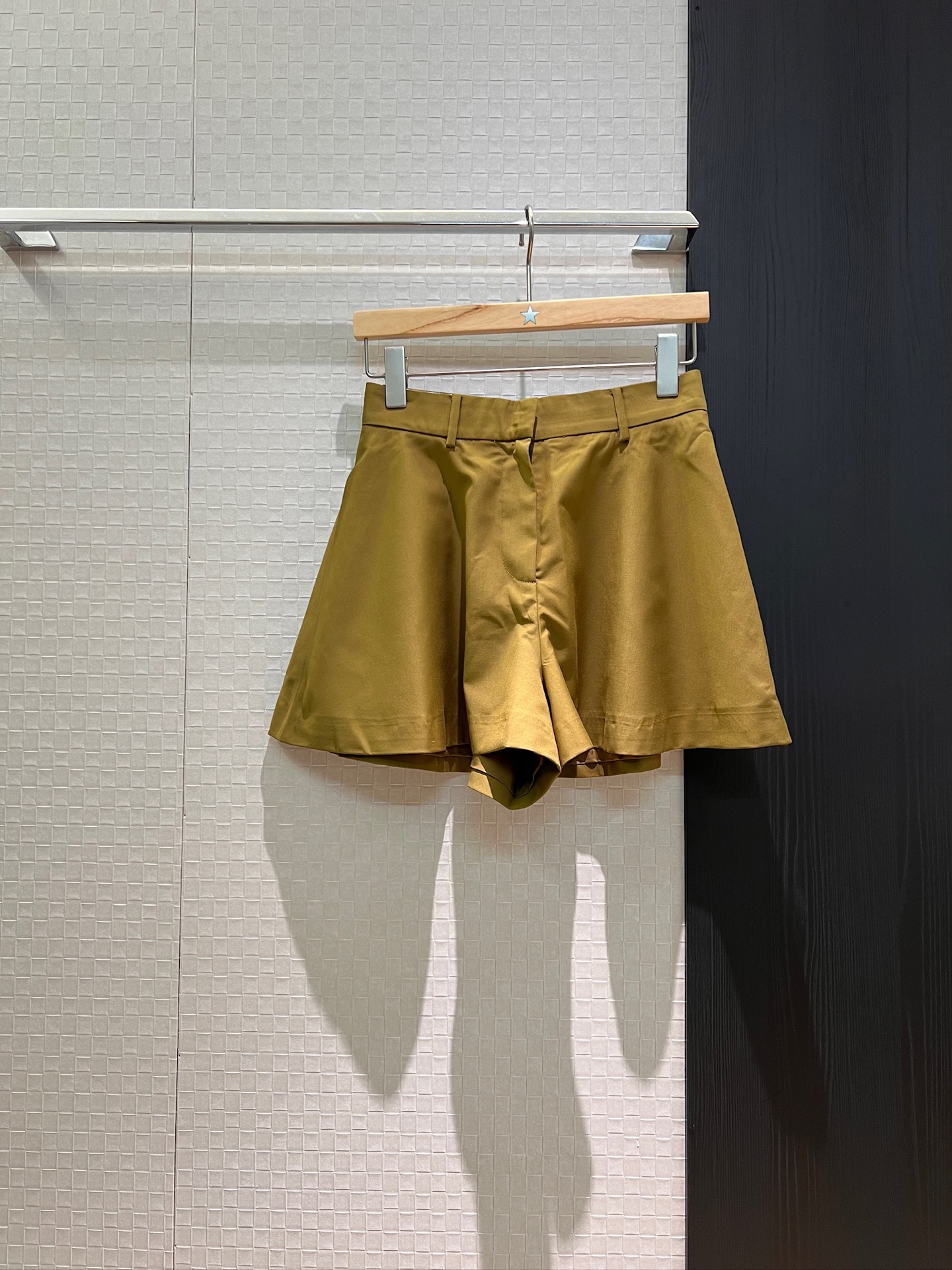 NO:332069,New simple A-line wide-leg shorts logo letter leather logo decoration must be used to reduce age, casual and versatile SML, shorts, alexander wang19860909新款简约A字阔腿短裤 logo字母皮标装饰减龄必备 休闲百搭 SML,,shorts,alexander wang,Women's clothing