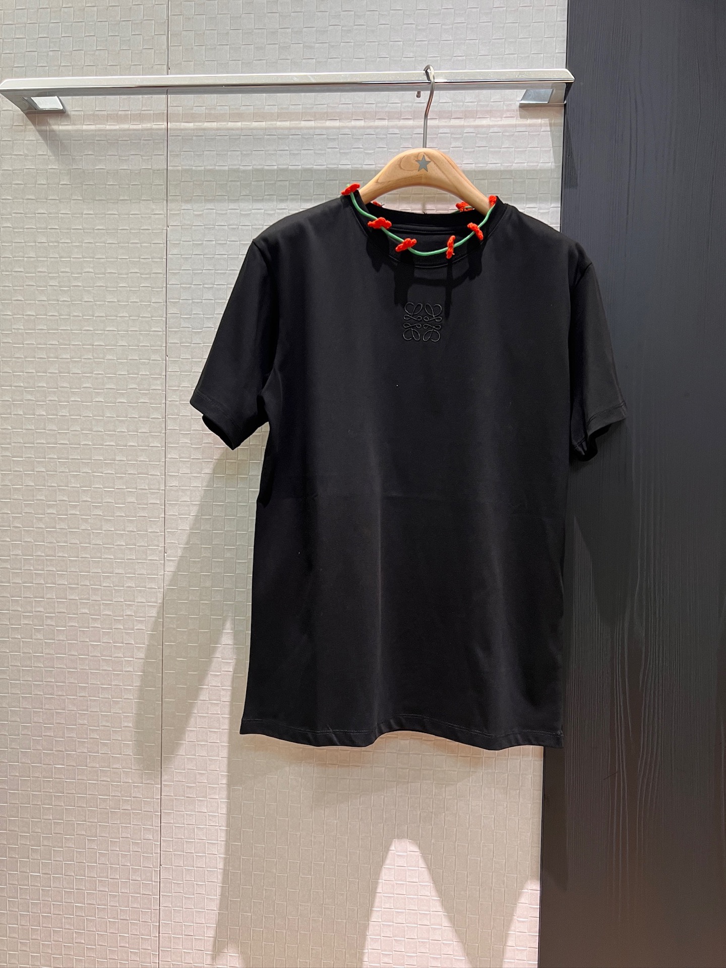 NO:332065,New neckline wool flowers decoration loose T-shirt, chest embroidered logo badge casual and age-reducing loose and casual SML, tees, t-shirt, alexander wang19860909新款领口毛线花朵装饰宽松T恤 胸前刺绣logo徽章休闲减龄 宽松随意 SML,,tees，t-shirt,alexander wang,Women's clothing