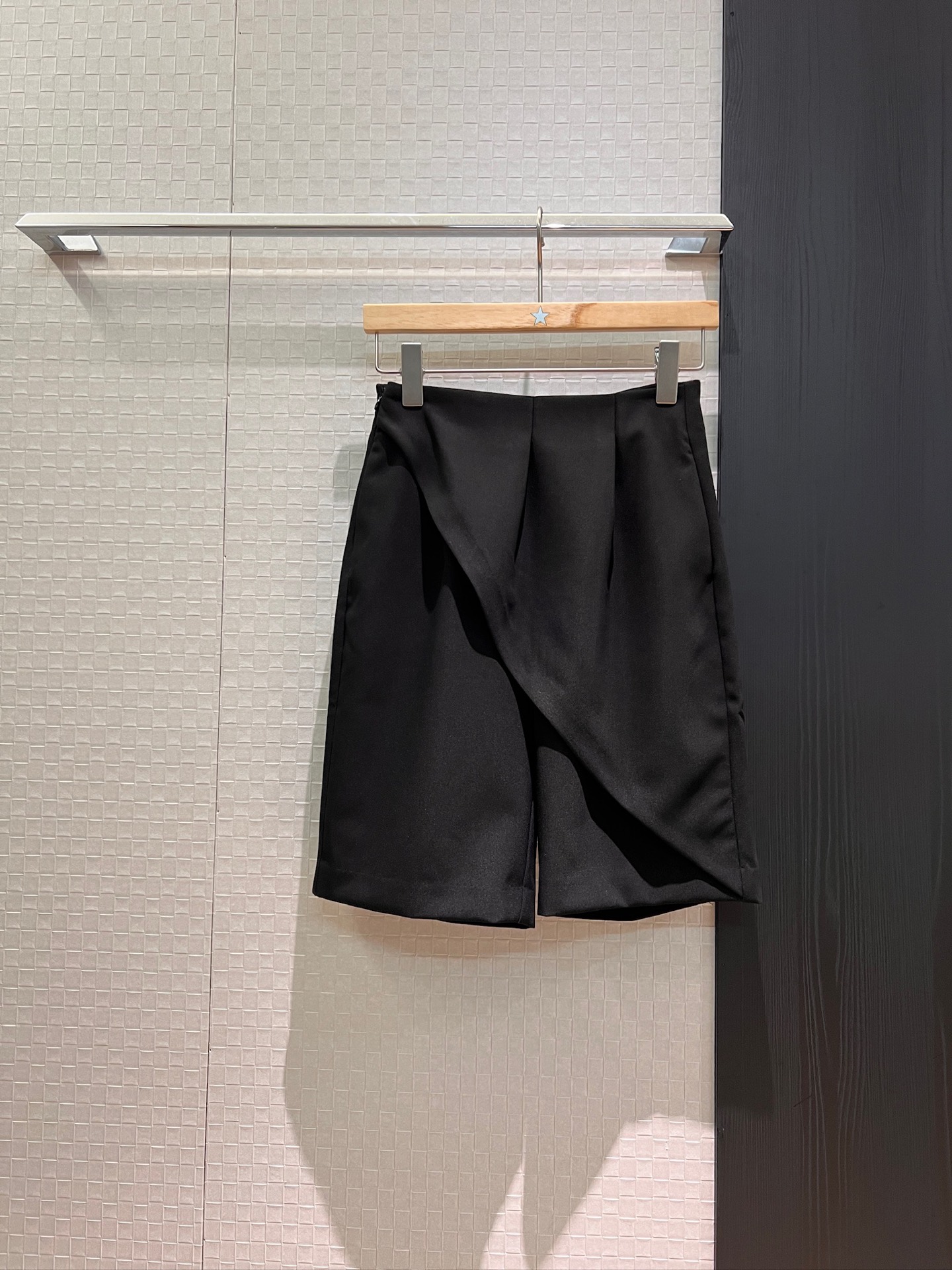 NO:332066,New style recommended irregular splicing design of five-point pants shorts casual mid-trousers back pocket classic logo small leather logo simple and fashionable casual versatile black and white SML, shorts, alexander wang19860909新款推荐不规则拼接设计五分裤短裤 休闲中裤后口袋经典logo小皮标 简单时尚 休闲百搭黑色白色 SML,,shorts,alexander wang,Women's clothing