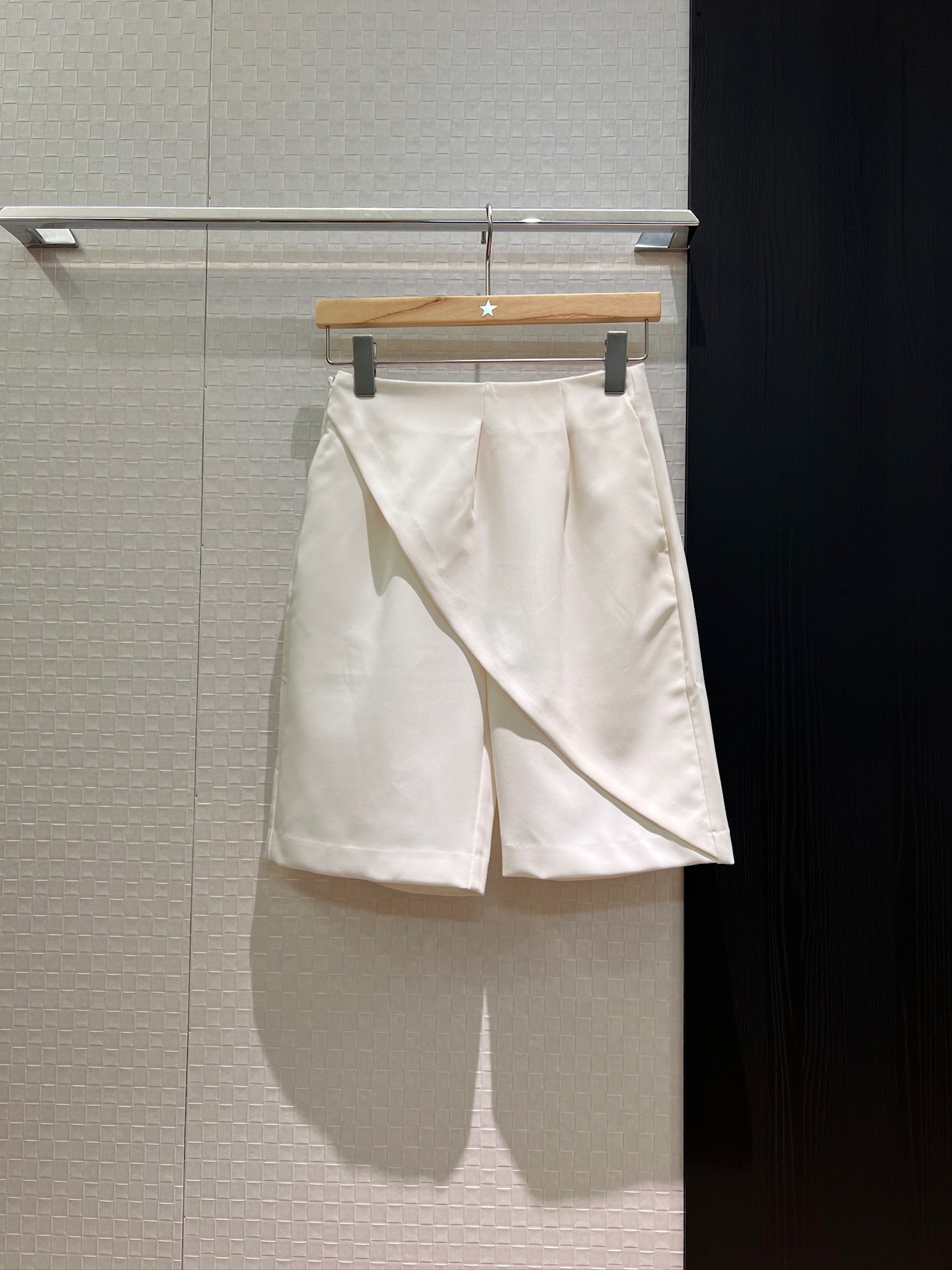 NO:332070,New style is coming irregular splicing design of five-point pants shorts casual mid-trousers back pocket classic logo small leather logo simple and fashionable casual versatile SML, shorts, alexander wang19860909新款来袭不规则拼接设计五分裤短裤 休闲中裤后口袋经典logo小皮标 简单时尚 休闲百搭SML,,shorts,alexander wang,Women's clothing
