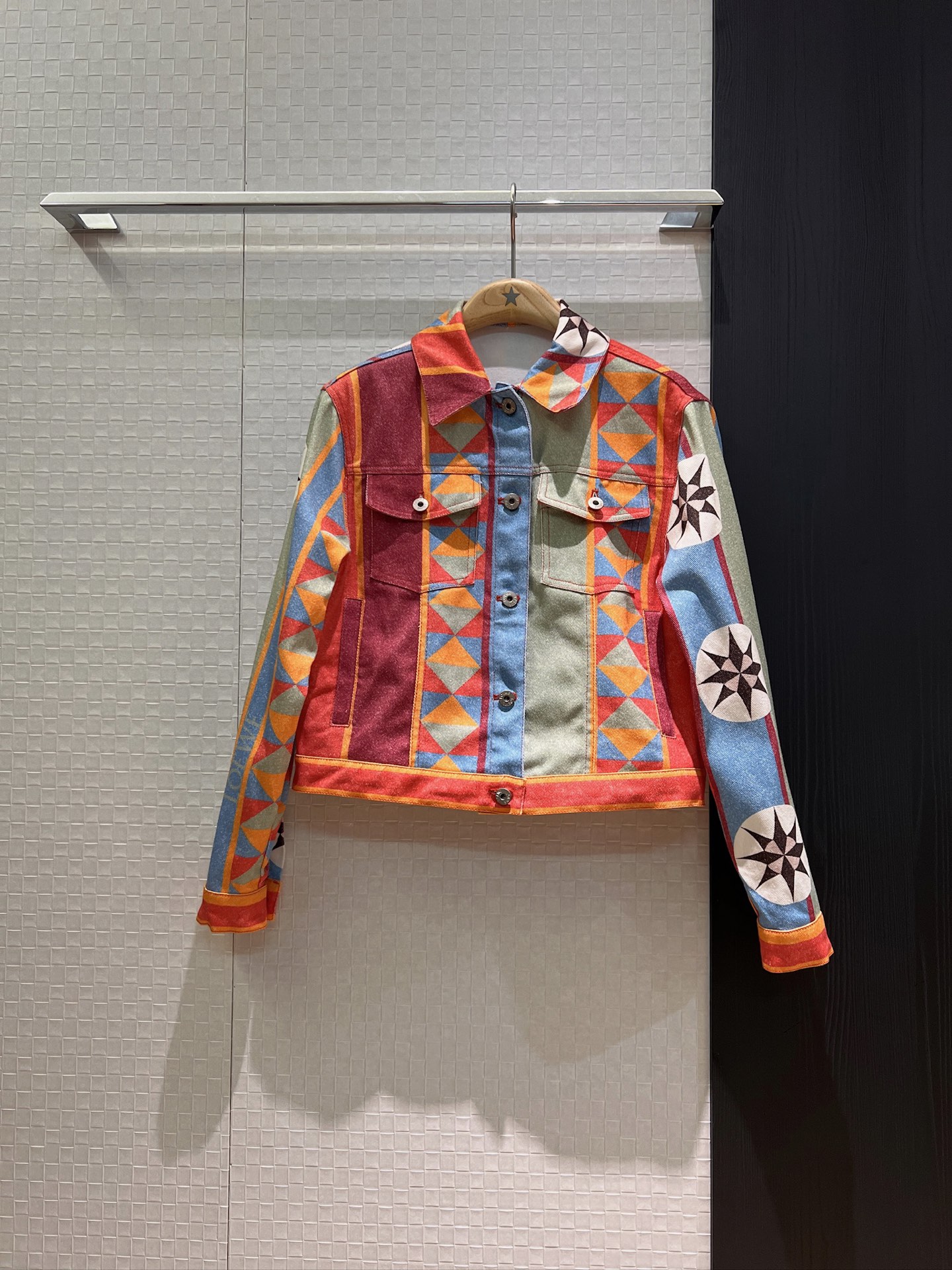 NO:332300,New colorful sunflower print series Positioned printed short denim jacket vacation and leisure, age-reducing versatile mold opening hardware accessories logo letter leather card SML,, jackets & coats,alexander wang19860909新款彩色太阳花印花系列 定位印花短款牛仔外套度假休闲 减龄百搭 开模五金配件 logo字母皮牌SML,,jackets & coats,alexander wang,Women's clothing