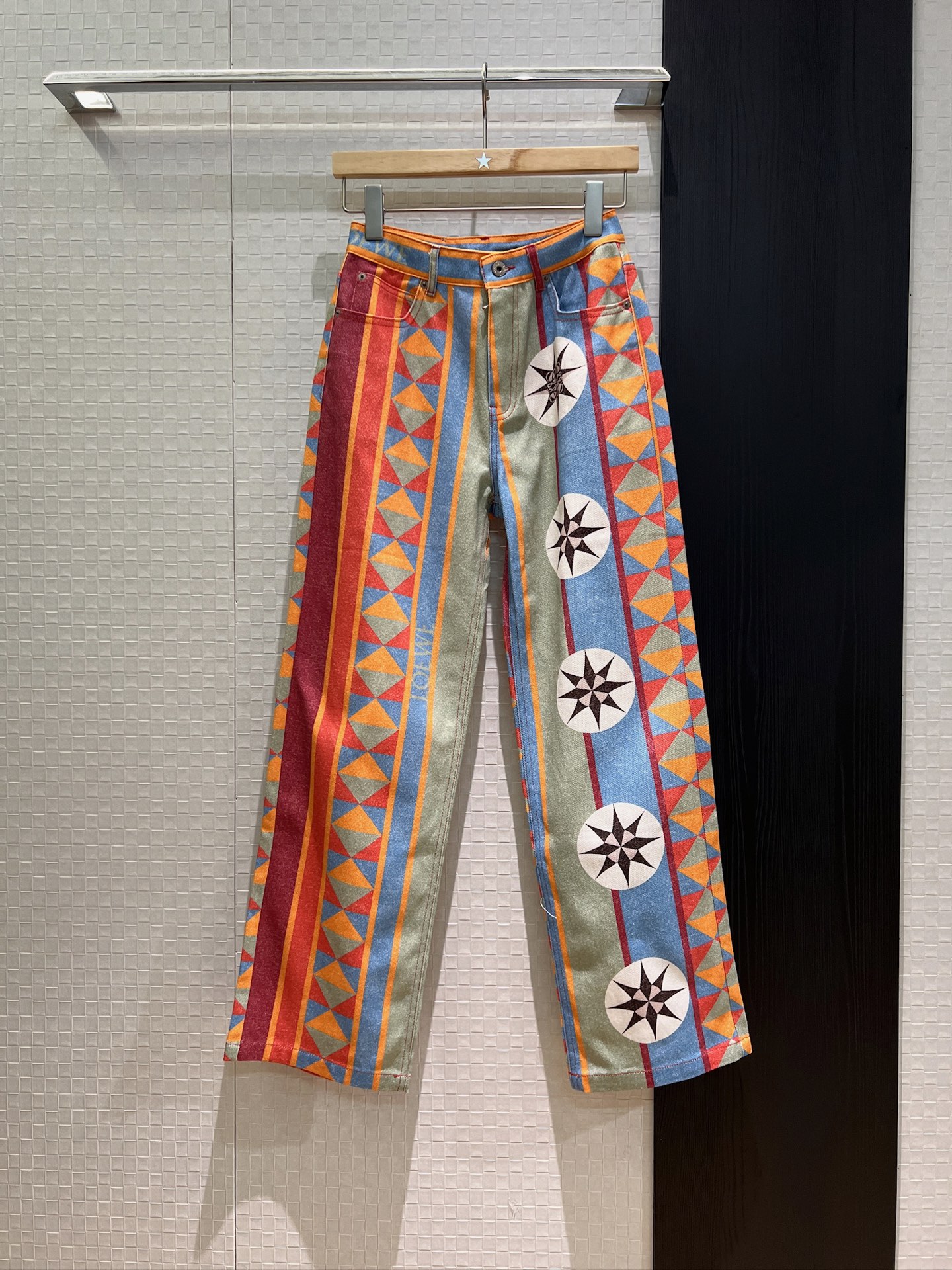 NO:332306,New colorful sunflower print series Positioning printing straight-chip jeans mold opening hardware accessories logo letter leather card casual vacation must-have age reduction SML, jeans, alexander wang19860909新款彩色太阳花印花系列 定位印花直筒牛仔裤开模五金配件 logo字母皮牌休闲度假 减龄必备 SML,,jeans,alexander wang,Women's clothing