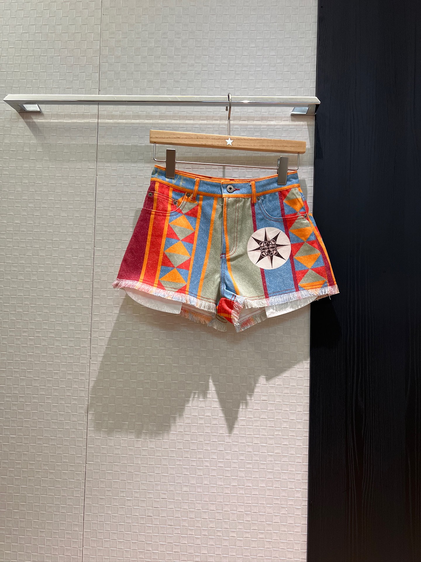 NO:332283,New colorful sunflower print series Position printing tassel denim shorts mold opening hardware accessories logo letter leather card casual vacation must-have age reduction SML, shorts, alexander wang19860909新款彩色太阳花印花系列 定位印花流苏牛仔短裤开模五金配件 logo字母皮牌休闲度假 减龄必备 SML,,shorts,alexander wang,Women's clothing