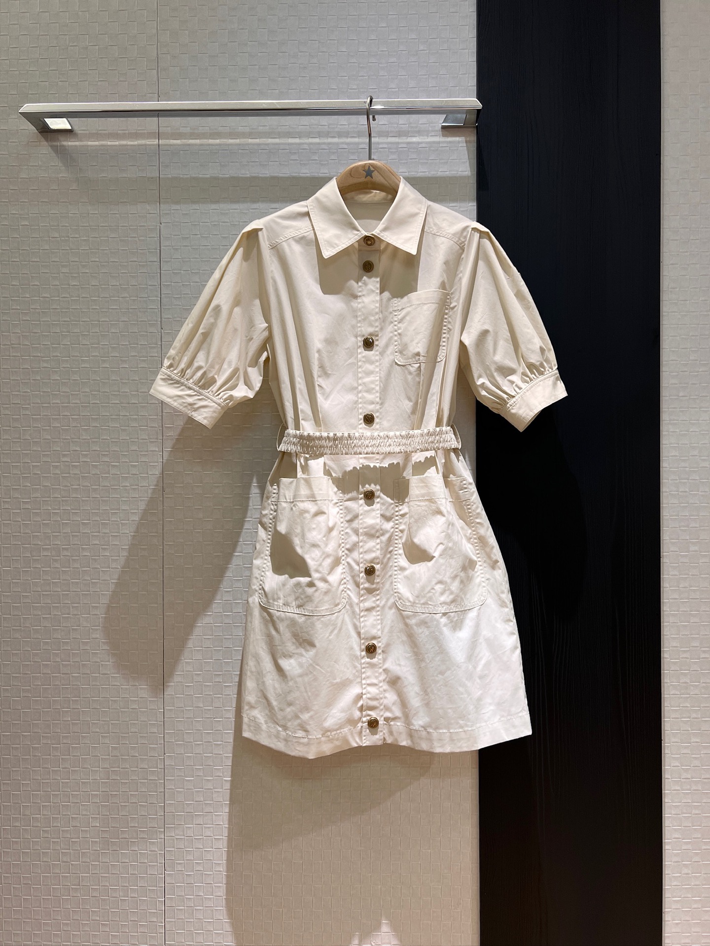 NO:332289,New style of lapel short-sleeved dress, breasted shirt dress, classic logo badge armband, elastic belt on both sides, slim fit and slim, simple and casual, age-reducing and not picky. SML,, skirts, T-shirt, alexander wang19860909新款来袭翻领短袖连衣裙 排扣衬衣裙经典logo徽章袖标 两侧口袋松紧腰带 修身显瘦 简约休闲 减龄不挑人 SML,,skirts,T-shirt,alexander wang,Women's clothing