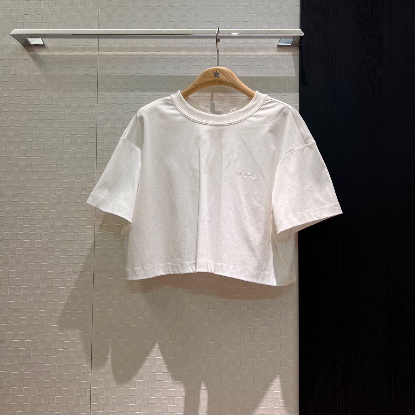 NO:332295,New style with bow tied behind the back decorative short-sleeved T-shirt with embroidered miu letters on chest loose and age-reducing sweet lady SML, miumiu, T-shirt,tees, t-shirt,alexander wang19860909新款背后系蝴蝶结装饰短袖T恤胸前刺绣miu字母 宽松减龄甜美淑女 SML,,miumiu,T-shirt,tees，t-shirt,alexander wang,Women's clothing