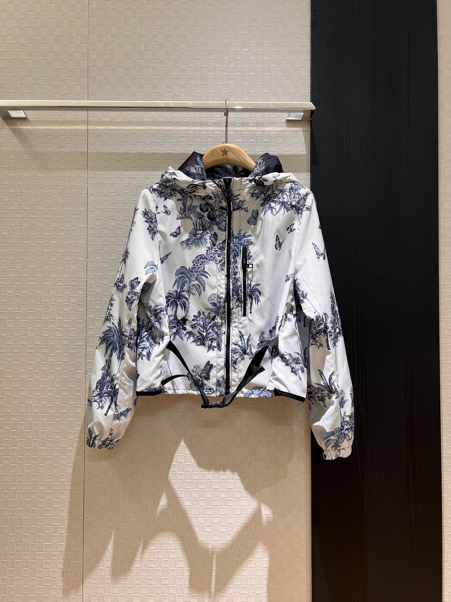 NO:332307,New coconut butterfly jacquard hooded windbreaker loose belt adjustable jacket CD bee embroidered hat not removable drawstring pocket decoration on both sides Classic logo webbing decoration fashionable and casual, age-reducing essentials Can be matched with the same series of shorts SML, shorts, jackets & coats,hats,alexander wang19860909新款椰树蝴蝶提花连帽风衣 宽松可系腰带调节外套 CD小蜜蜂刺绣帽子不可拆卸 两侧抽绳口袋装饰 背后经典logo织带装饰时尚休闲 减龄必备 可搭同系列短裤 SML,,shorts,jackets & coats,hats,alexander wang,Women's clothing