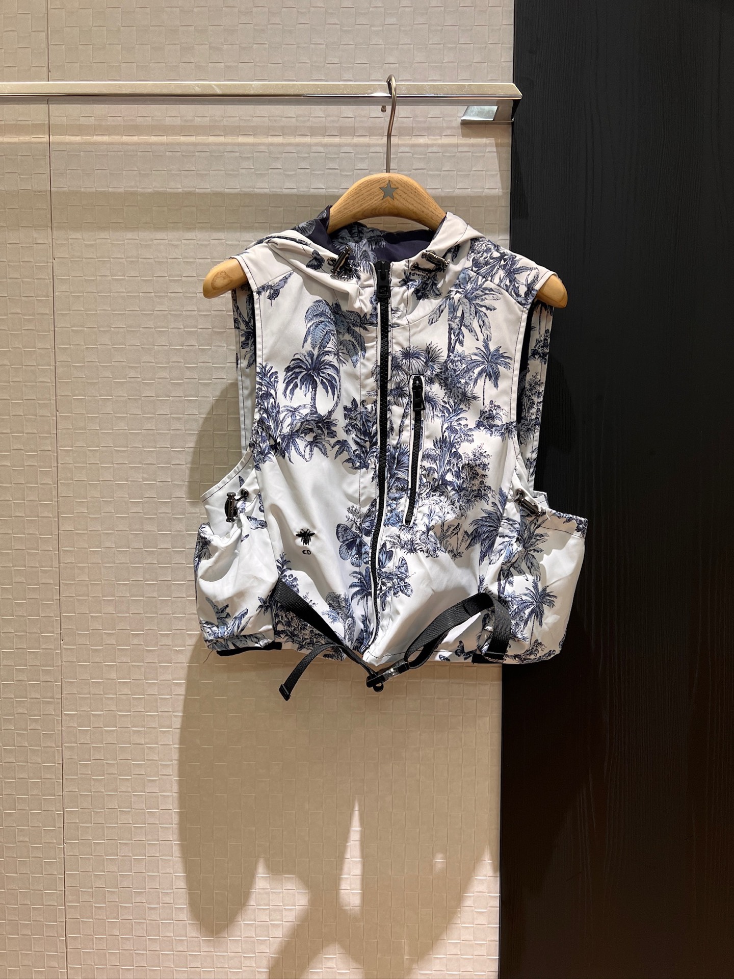 NO:332284,New coconut butterfly jacquard hooded short vest buckle irregular skirt pants spliced ​​logo webbing behind shorts classic casual fashion versatile SML vest, skirts, shorts, hats, alexander wang19860909新款椰树蝴蝶提花连帽短款马甲系扣不规则裙裤 短裤背后拼接logo织带 经典休闲 时尚百搭 SML 马甲,,skirts,shorts,hats,alexander wang,Women's clothing
