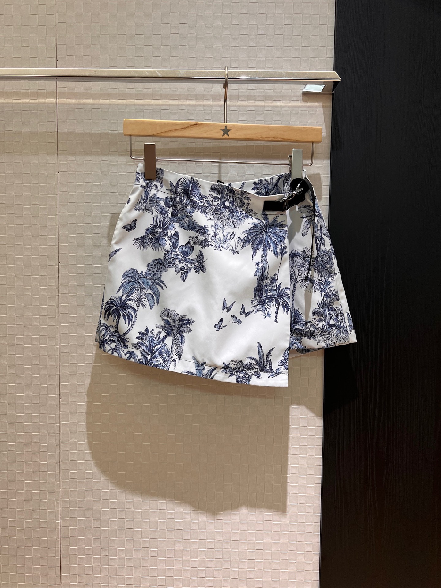 NO:332290,New asymmetrical skirt buckle decorative skirt pants Fake two-piece design shorts Coconut butterfly jacquard fabric high waist slimming pockets on both sides Temperament age-reducing sports and casual Sweet and versatile SML, skirts, shorts, alexander wang19860909新款不对称裙摆系扣装饰裙裤 假两件设计短裤 椰树蝴蝶提花面料高腰显瘦 两侧口袋 气质减龄 运动休闲 甜美百搭SML,,skirts,shorts,alexander wang,Women's clothing