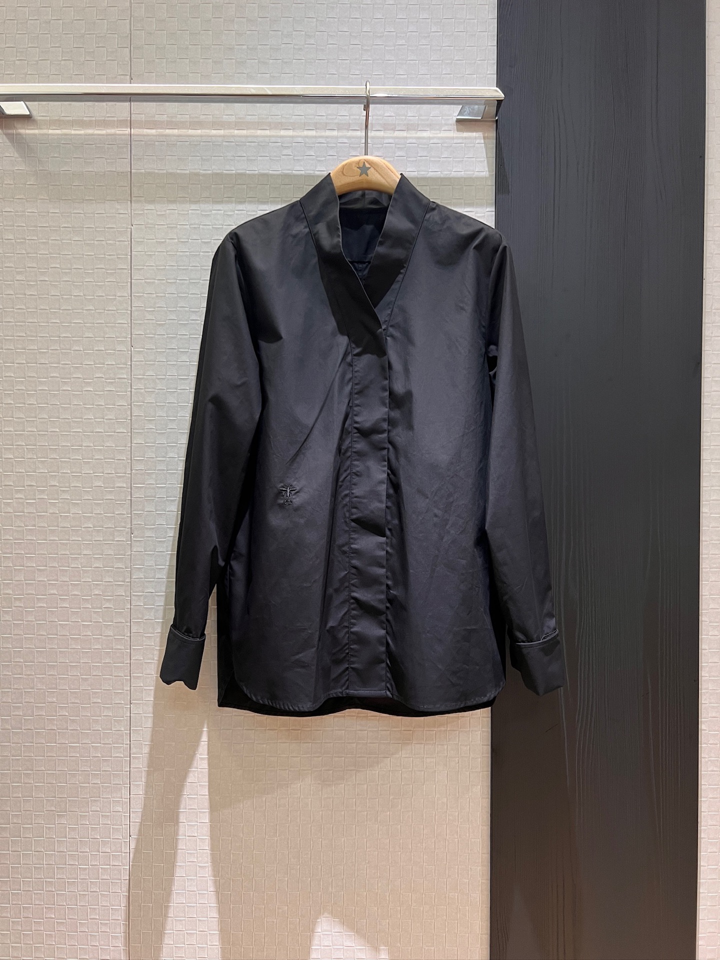 NO:332308,New Chinese-style stand turtleneck design shirt, embroidered bee embroidered rolled cuffs, loose and fashionable, irregular hem, short front and long back, black and white SML,,alexander wang19860909新款中式立高领设计衬衣 刺绣小蜜蜂刺绣卷边袖口 宽松时尚 下摆不规则 前短后长黑色白色 SML,,alexander wang,Women's clothing