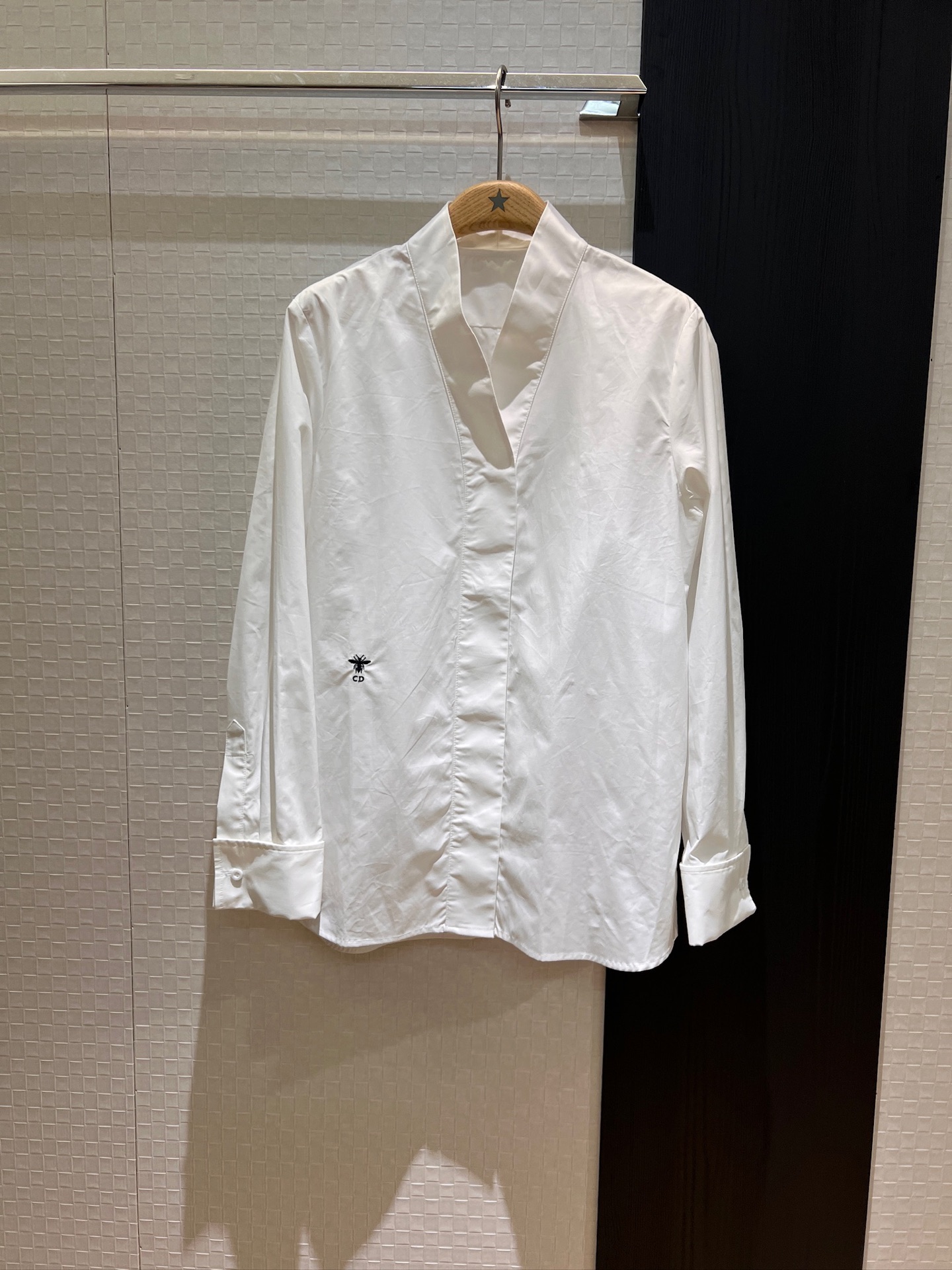 NO:332302,New Chinese-style stand turtleneck design shirt, embroidered bee embroidered rolled cuffs, loose and fashionable, irregular hem, short front and long back, black and white SML,,alexander wang19860909新款中式立高领设计衬衣 刺绣小蜜蜂刺绣卷边袖口 宽松时尚 下摆不规则 前短后长黑色白色 SML,,alexander wang,Women's clothing