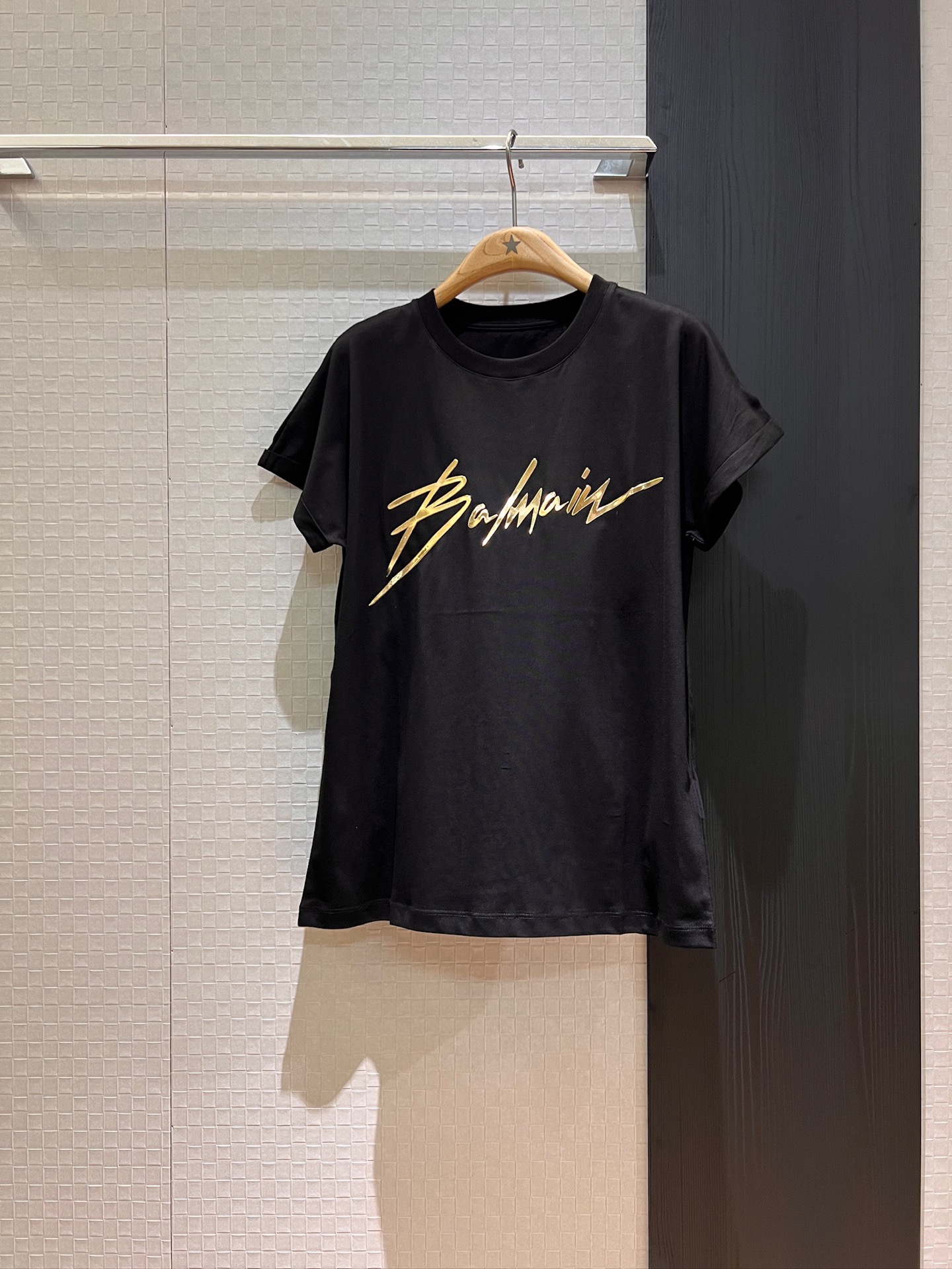 NO:332312,New Balmain Gold Signature Logo Letter T-shirt Classic Curled Rotary Sleeve Simple and Versatile Black and White SML, Balmain,tees, t-shirt,alexander wang19860909新款巴尔曼 金色签名logo字母T恤经典卷边落肩袖简约百搭 黑白 SML,,balmain,tees，t-shirt,alexander wang,Women's clothing