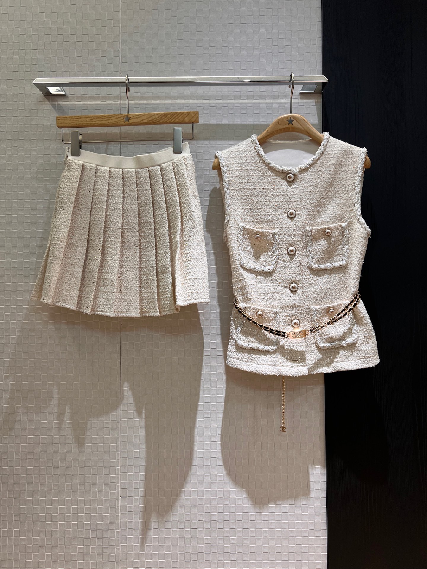 NO:332672,New style tweed vest set, woven collar four-pocket decorative top pleated skirt, distribution waist chain, molded camellia button shorts lining design, elegant temperament, chaebol principal SML,, skirts, shorts, alexander wang19860909新款香风粗花呢马甲套装 编织领四口袋装饰上衣百褶半裙 配送腰链 开模山茶花扣子短裤内衬设计 气质优雅 财阀本金 SML,,skirts,shorts,alexander wang,Women's clothing
