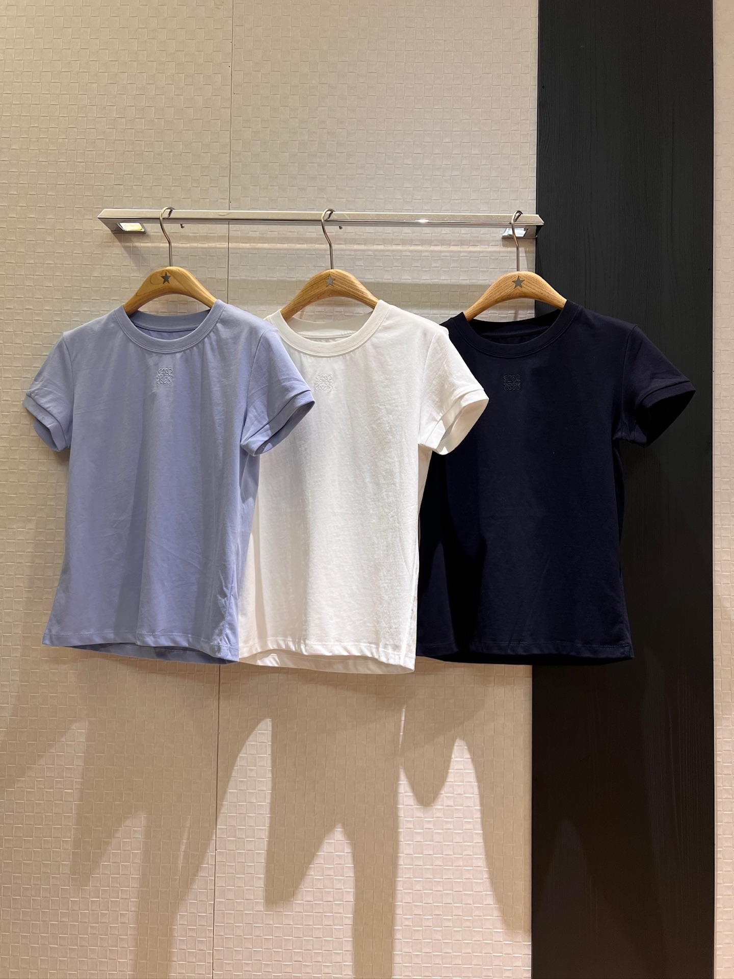 NO:332691,New style splicing sun flower hollow lace T-shirt chest neck embroidered logo badge temperament age-reducing casual age-reducing dark blue white light blue SML, tees, t-shirt, alexander wang19860909新款拼接背后太阳花镂空蕾丝T恤胸前领口刺绣logo徽章 气质减龄 休闲减龄深蓝白色浅蓝 SML,,tees，t-shirt,alexander wang,Women's clothing