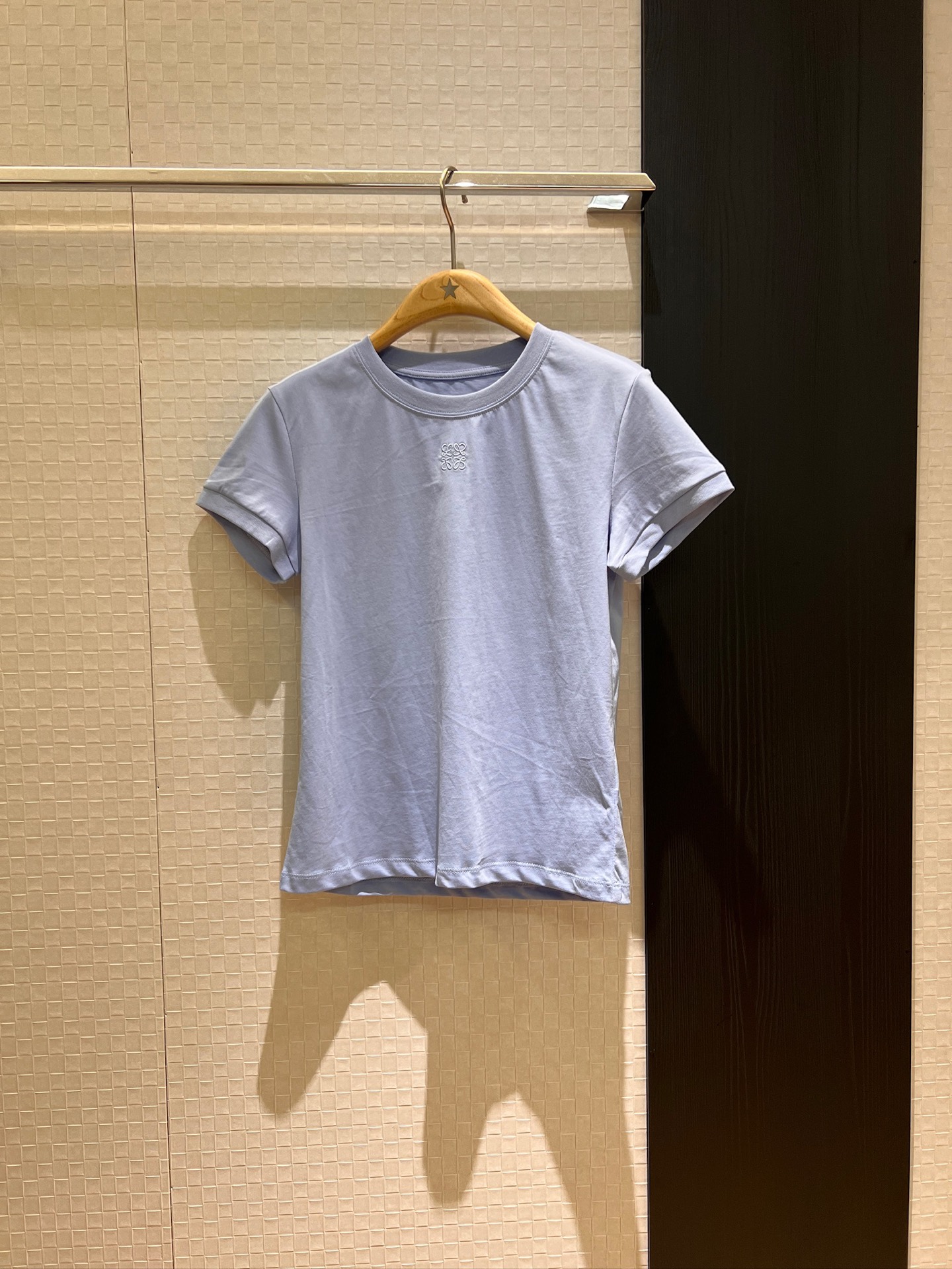 NO:332697,New style splicing sun flower hollow lace T-shirt chest neck embroidered logo badge temperament age-reducing casual age-reducing dark blue white light blue SML, tees, t-shirt, alexander wang19860909新款拼接背后太阳花镂空蕾丝T恤胸前领口刺绣logo徽章 气质减龄 休闲减龄深蓝白色浅蓝 SML,,tees，t-shirt,alexander wang,Women's clothing