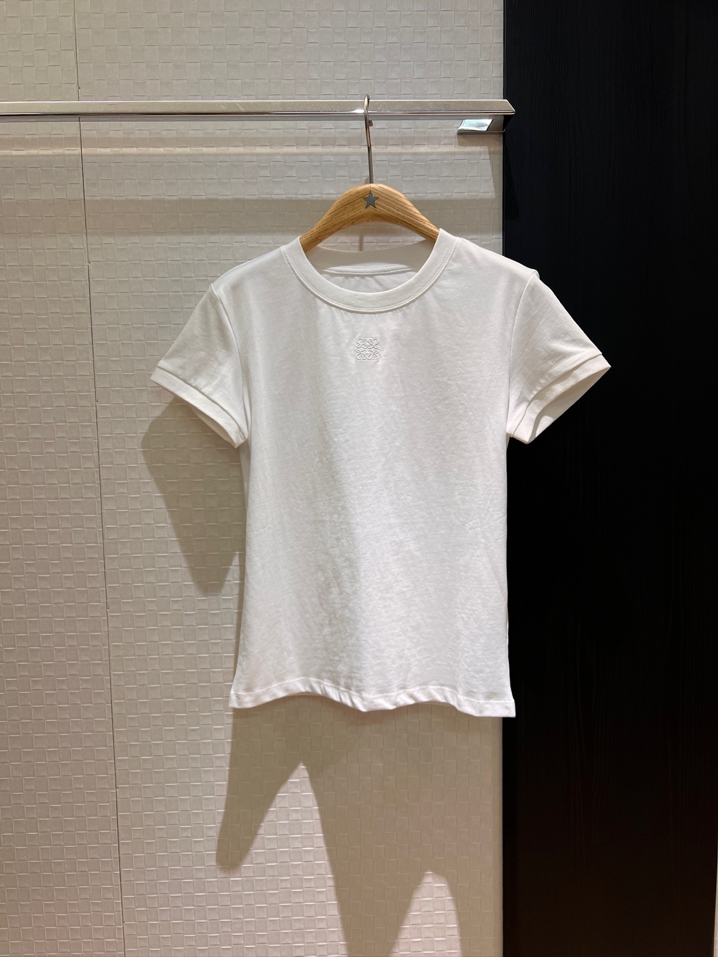 NO:332703,New style splicing sun flower hollow lace T-shirt chest neck embroidered logo badge temperament age-reducing casual age-reducing dark blue white light blue SML, tees, t-shirt, alexander wang19860909新款拼接背后太阳花镂空蕾丝T恤胸前领口刺绣logo徽章 气质减龄 休闲减龄深蓝白色浅蓝 SML,,tees，t-shirt,alexander wang,Women's clothing