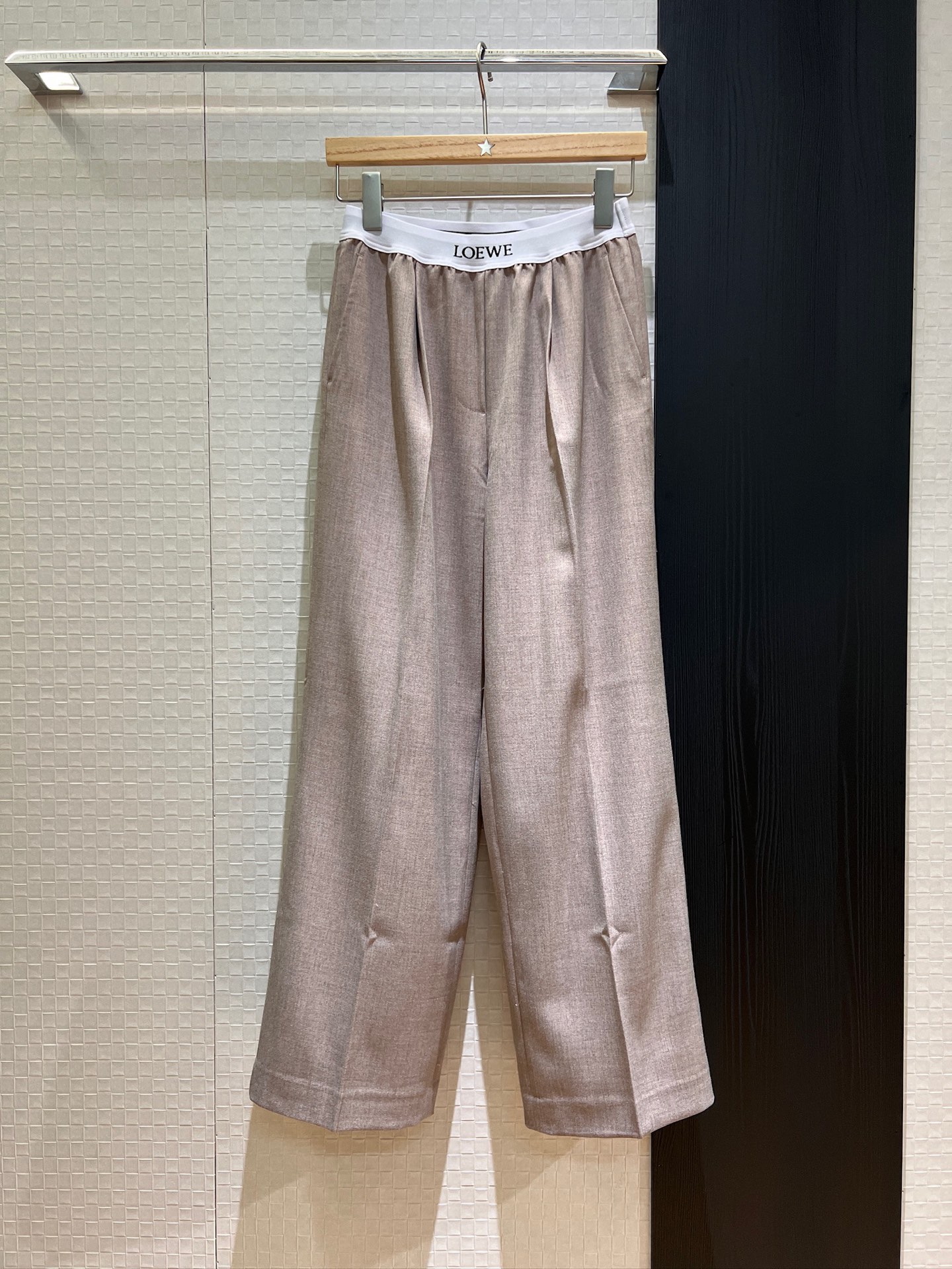 NO:332680,New jacquard Loewe belt wide-leg pants, elastic waist casual trousers, simple and versatile, slimming and age-reducing oatmeal color SML,,loewe,alexander wang19860909新款提花Loewe腰带阔腿裤 松紧腰休闲西裤简约百搭 显瘦减龄燕麦色 SML,,loewe,alexander wang,Women's clothing