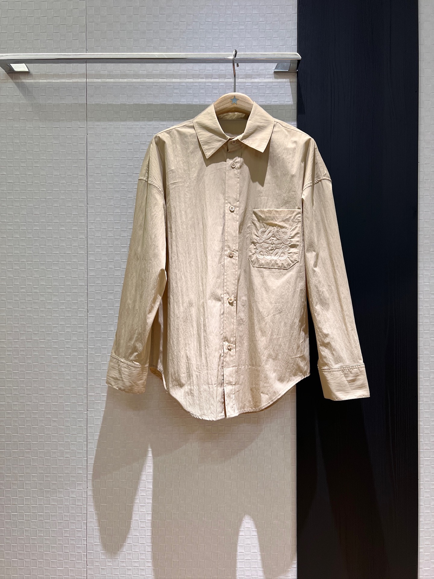 NO:332685,New embroidered logo badge pocket shirt commuting fashion vacation and leisure versatile must-have loose age-reducing SML, alexander wang19860909新款刺绣logo徽章口袋衬衣通勤时尚 度假休闲 百搭必备 宽松减龄SML,,alexander wang,Women's clothing