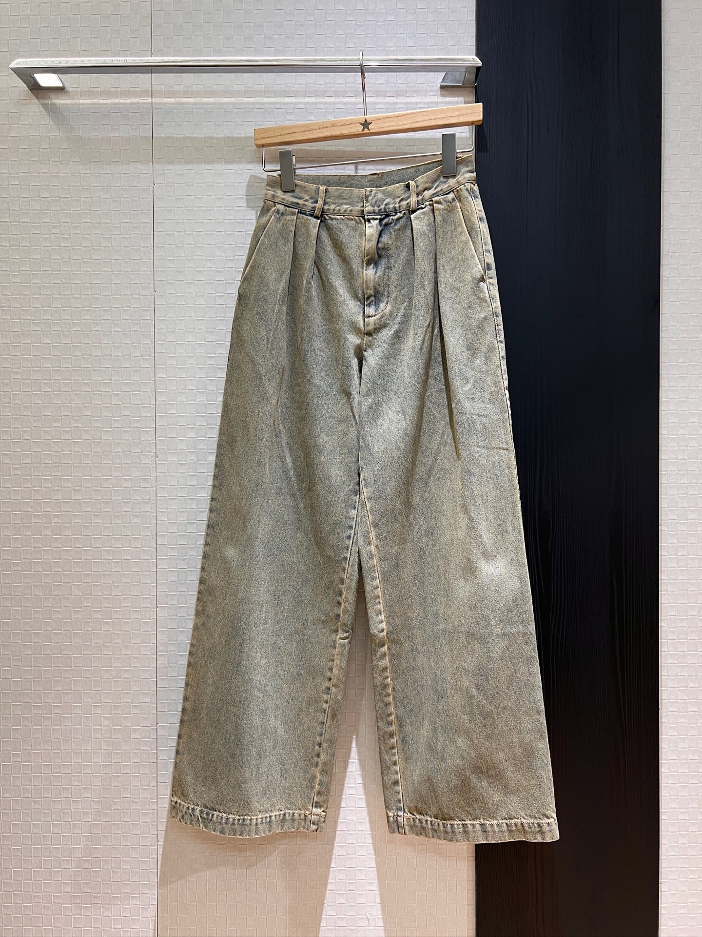 NO:332698,New style of old washing water wide-leg jeans straight-fitting logo leather brand decorative mold opening hardware accessories loose and casual SML, jeans, alexander wang19860909新款做旧洗水阔腿牛仔裤 直筒版型logo皮牌装饰开模五金配件 宽松休闲 SML,,jeans,alexander wang,Women's clothing