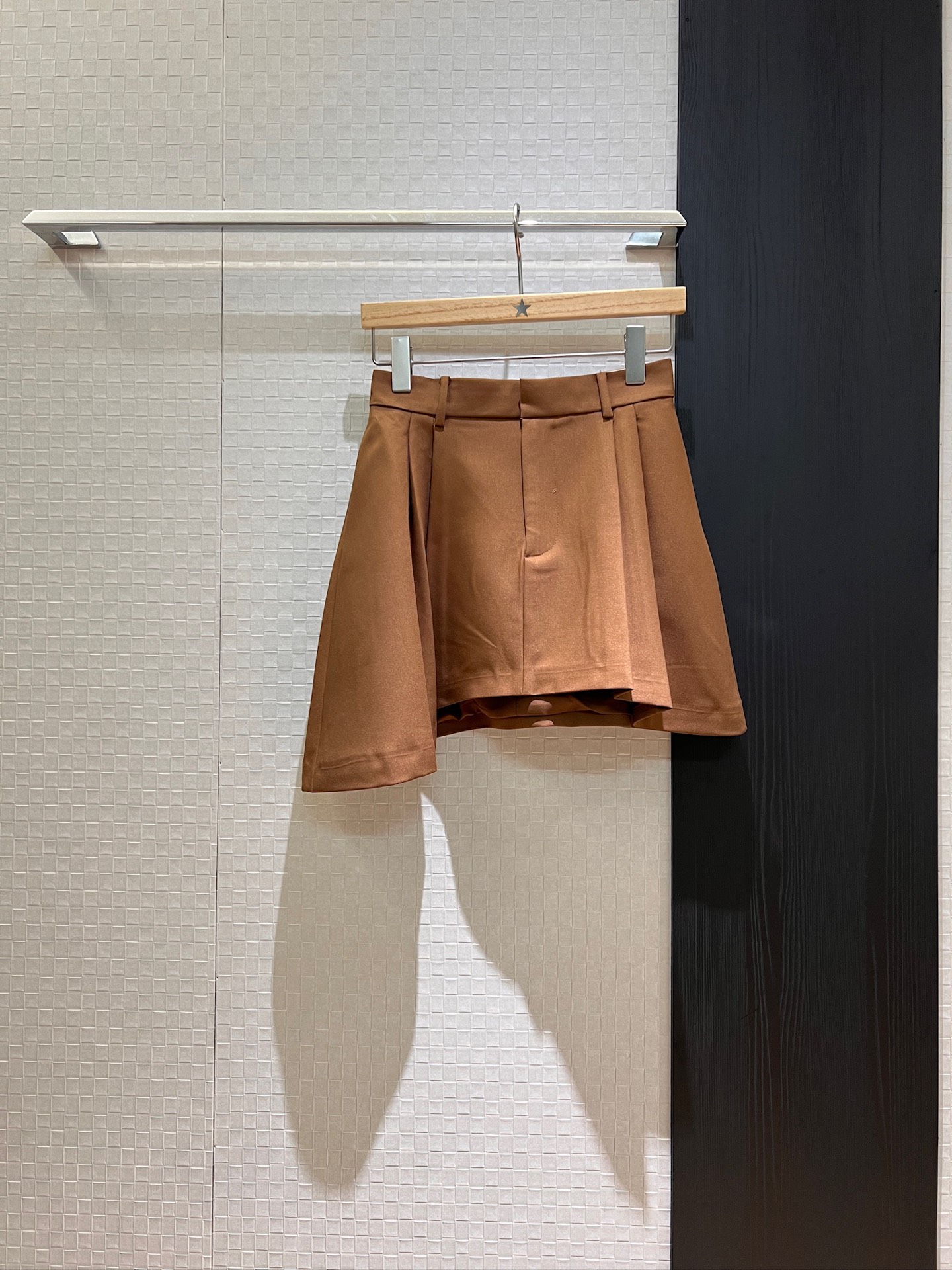 NO:332692,New irregular A-line suit skirt, front sway pleated classic logo logo leather brand decoration, minimalist and fashionable side pockets, fashionable and versatile SML, skirts, business suit, alexander wang19860909新款不规则A字西装半裙 前摆压褶经典logo徽标皮牌装饰 极简时尚两侧口袋 洋气百搭 SML,,skirts,business suit,alexander wang,Women's clothing