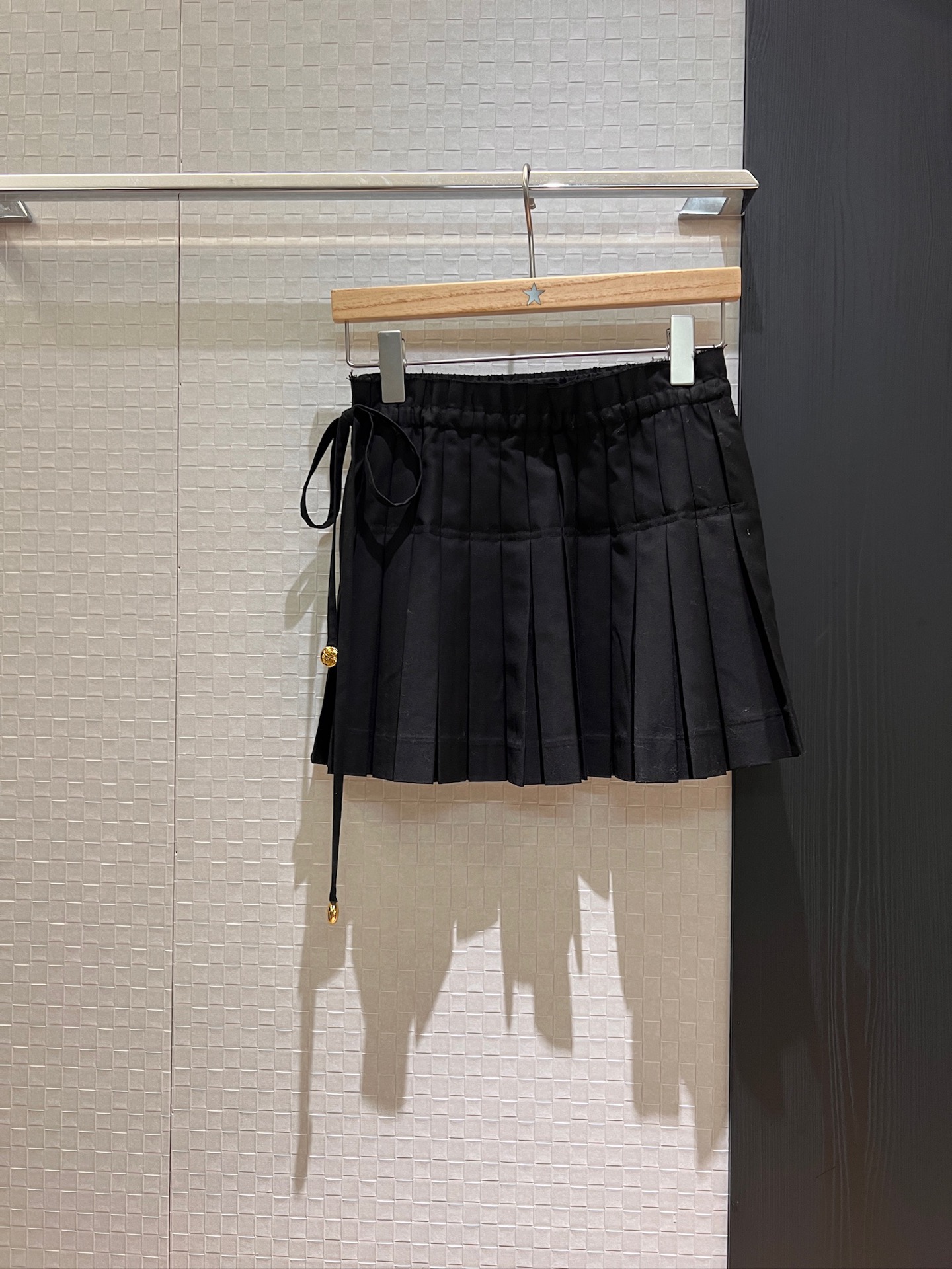 NO:332686,New lace-up design drawstring pleated skirt, asymmetric front and back with pockets on both sides, A-shaped elastic waist and age-reducing versatile SML, skirts, alexander wang19860909新款系带设计可抽绳百褶半裙 前后不对称两侧有口袋 A字松紧腰减龄百搭 SML,,skirts,alexander wang,Women's clothing