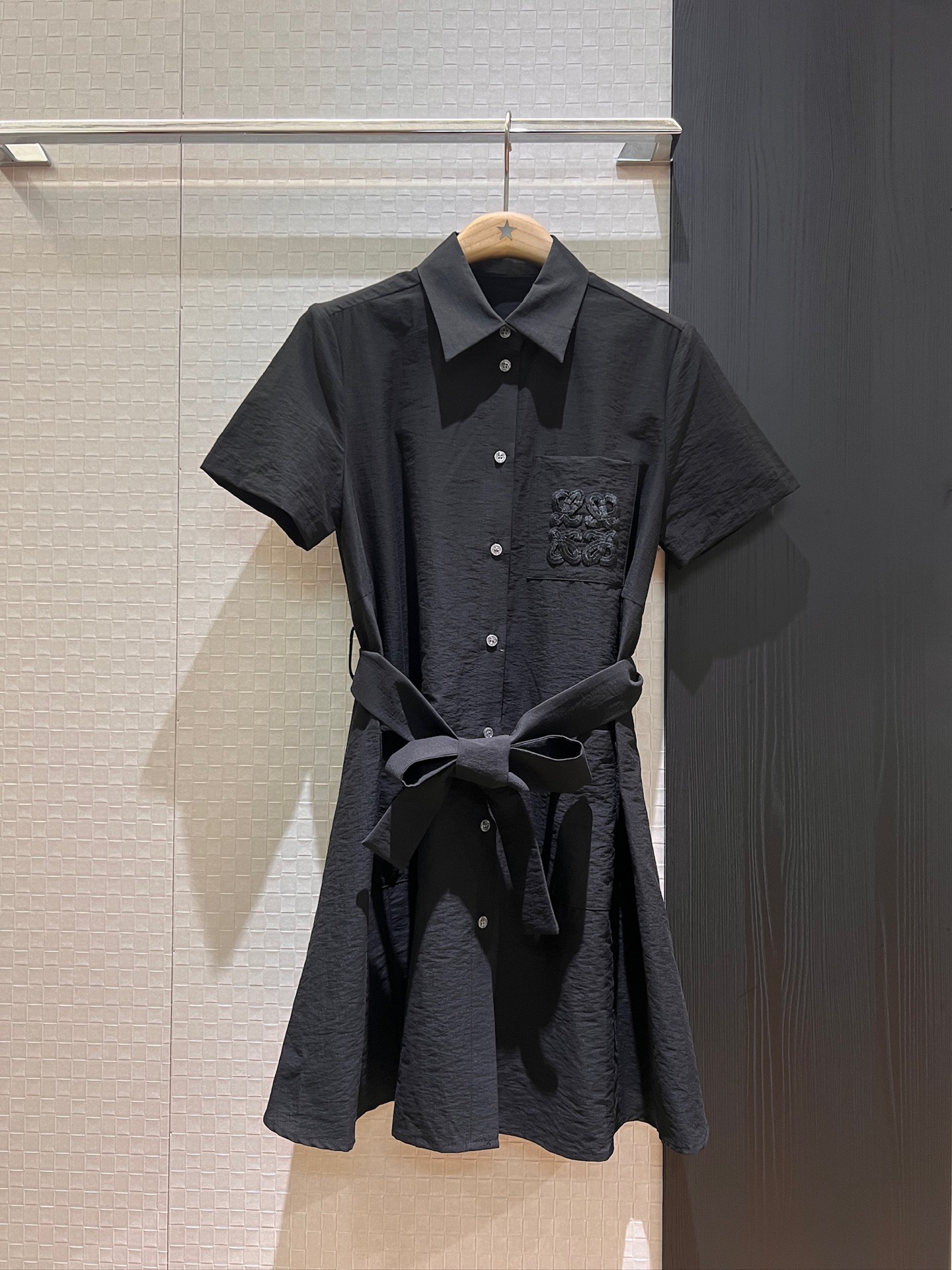 NO:332704,New model recommended heavy industry original embroidered logo badge pocket decoration belt decorate lapel short-sleeved shirt dress Dress Large pockets on both sides Loose belt slim fit and slim lazy commuting temperament and age-reducing black khaki SML, skirts, T-shirt, alexander wang19860909新款推荐重工原版刺绣logo徽章口袋装饰 系腰带装饰翻领短袖衬衣裙 连衣裙 两侧大口袋 宽松系腰带修身显瘦 慵懒通勤 气质减龄 黑色卡其 SML,,skirts,T-shirt,alexander wang,Women's clothing