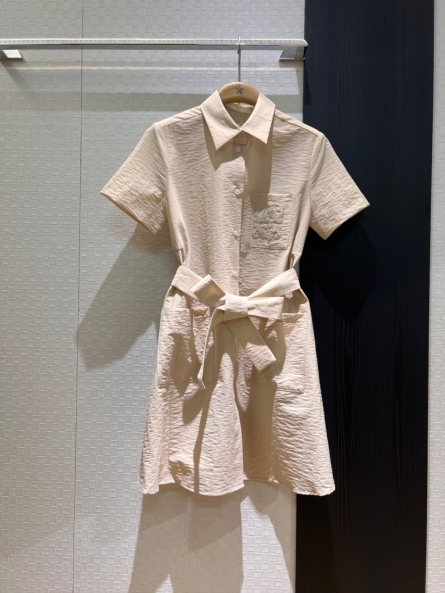 NO:332681,New model recommended heavy industry original embroidered logo badge pocket decoration belt decorate lapel short-sleeved shirt dress Dress Large pockets on both sides Loose belt slim fit and slim lazy commuting temperament and age-reducing black khaki SML, skirts, T-shirt, alexander wang19860909新款推荐重工原版刺绣logo徽章口袋装饰 系腰带装饰翻领短袖衬衣裙 连衣裙 两侧大口袋 宽松系腰带修身显瘦 慵懒通勤 气质减龄 黑色卡其 SML,,skirts,T-shirt,alexander wang,Women's clothing